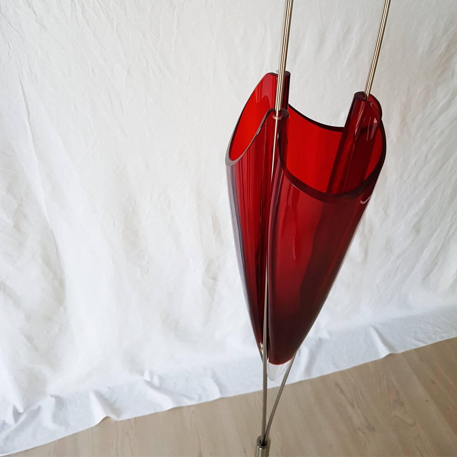 Zande vase was designed by David Palterer in the 1995 for Zanotta, Italian manufacturer.
The red signed vase is in blown Murano glass made by skilled glassblowers.
It is supported by a satin-finished stainless steel holder with polish rods.
The