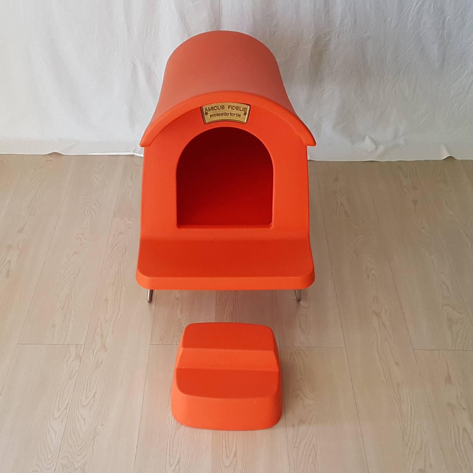 Michael Young Contemporary Orange Plastic Magis Dog House Suspended with Steps  In Excellent Condition In Mornico al Serio ( BG), Lombardia