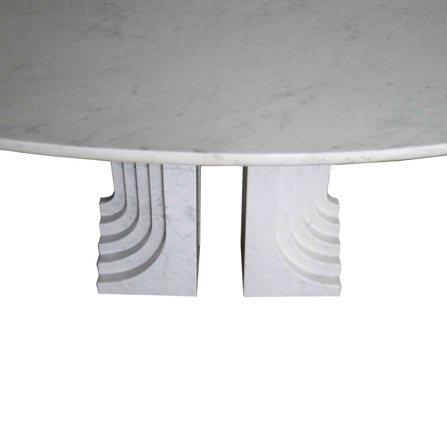 SAMO is an wide, amazing dining table designed by Carlo Scarpa for Dino Gavina Simon spa. This table consists in a single solid block base and a oval extra-thick marble top. The marble used is carrara white marble (finish over the top and the base,