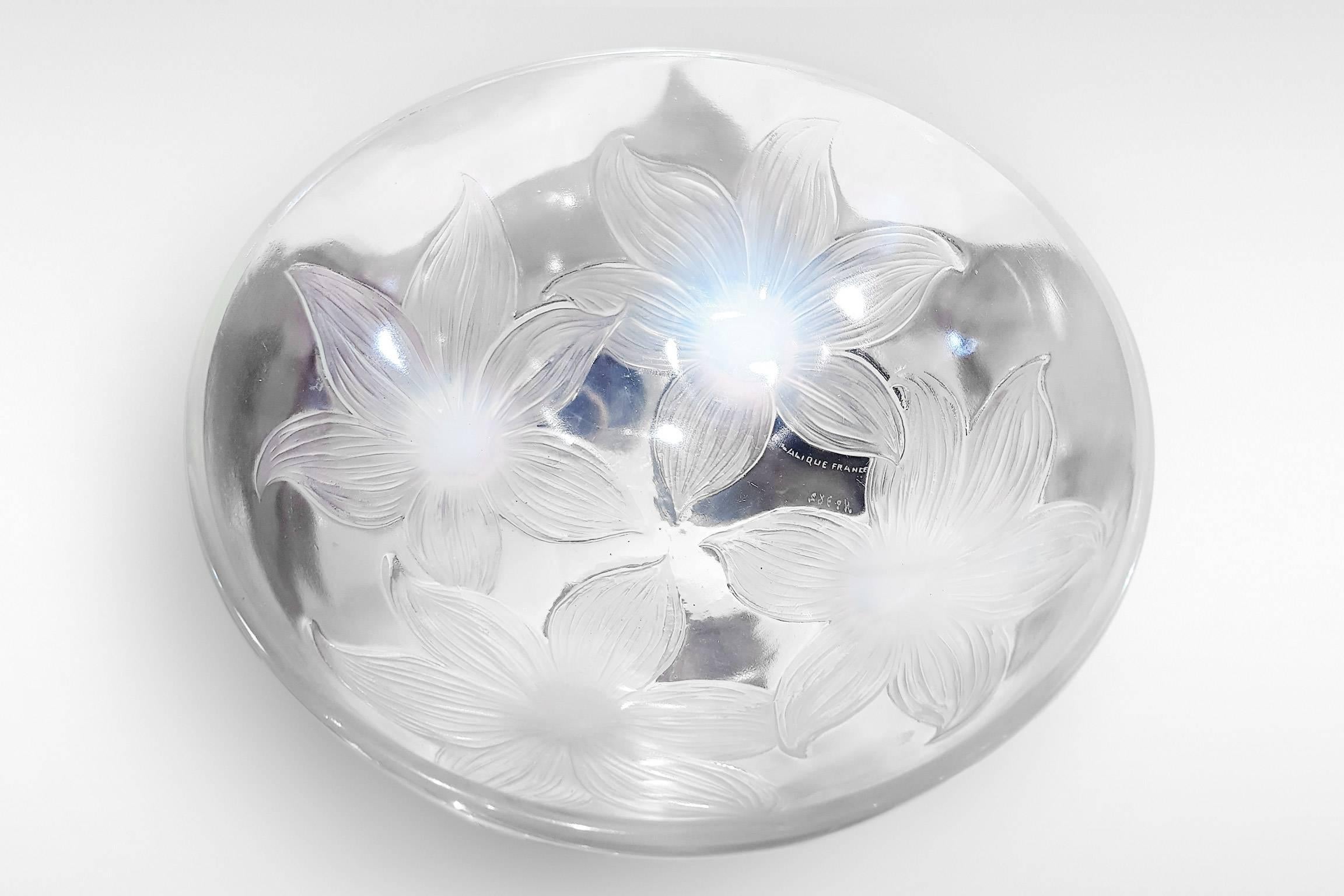 'Lys', Art Deco Bowl by Rene Lalique in Opalescent Glass In Excellent Condition In Kent, GB