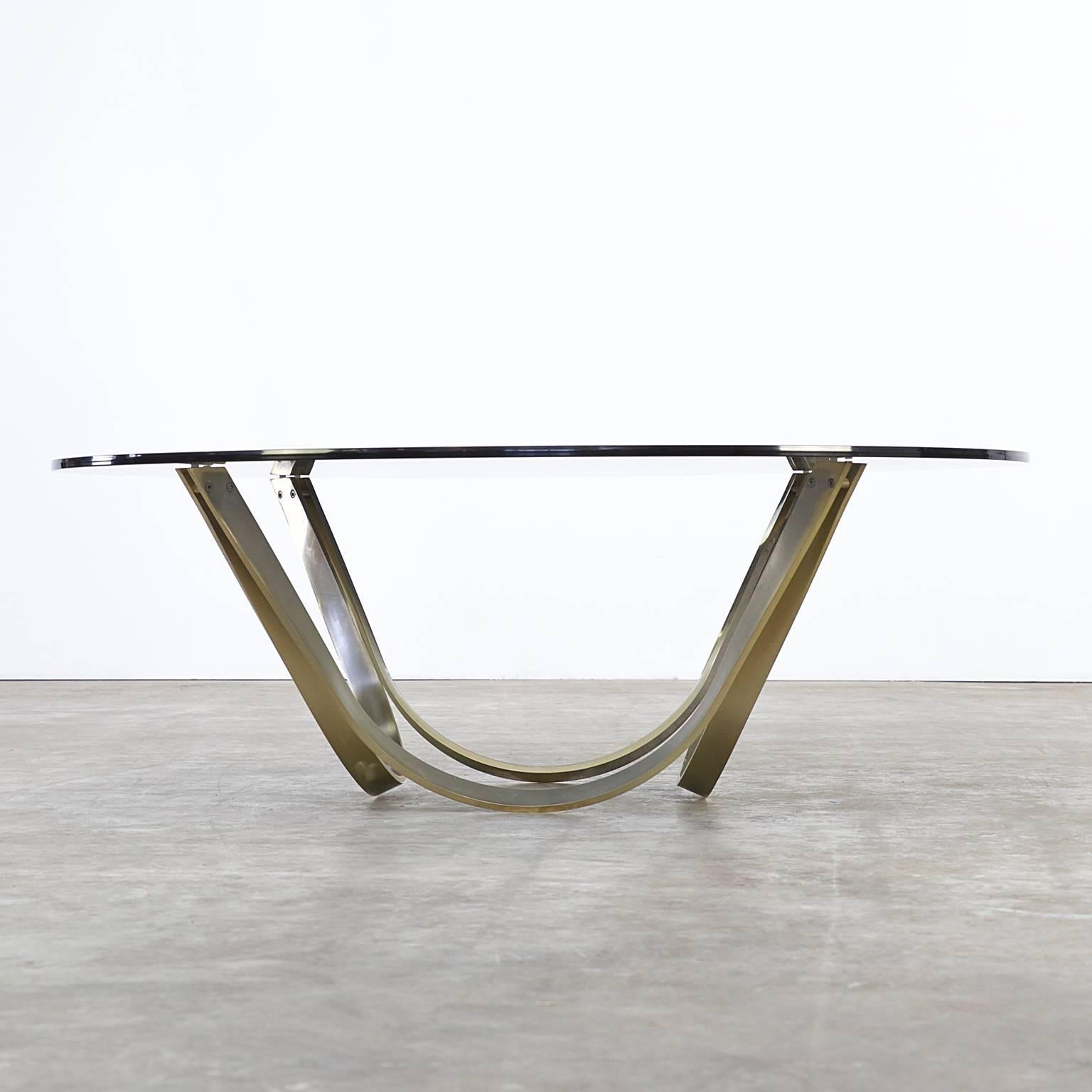 1970s Roger Sprunger brass and glass coffee table for Dunbar Furniture. Smoked dark glass. Brass polished frame. Good condition, glass without chips, with glass scratches consistant with age and use. Dimensions: Ø 120cm x 42cm (H).