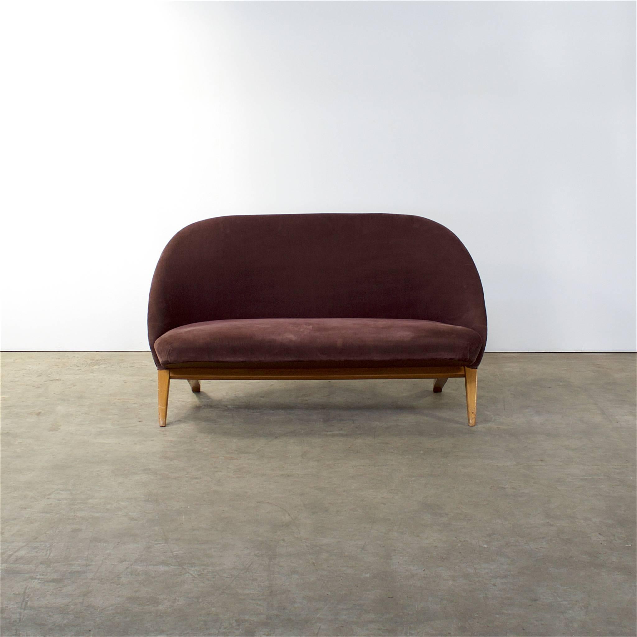 1950s Theo Ruth sofa “congo” for Artifort, Netherlands. Beautiful model sofa in brown fabric. Teak congo frame. Good condition with minor spurs of age and usage. Design classic sofa. Dimensions: 136cm (W) x 80cm (D) x 74cm (H), seat H 44cm.