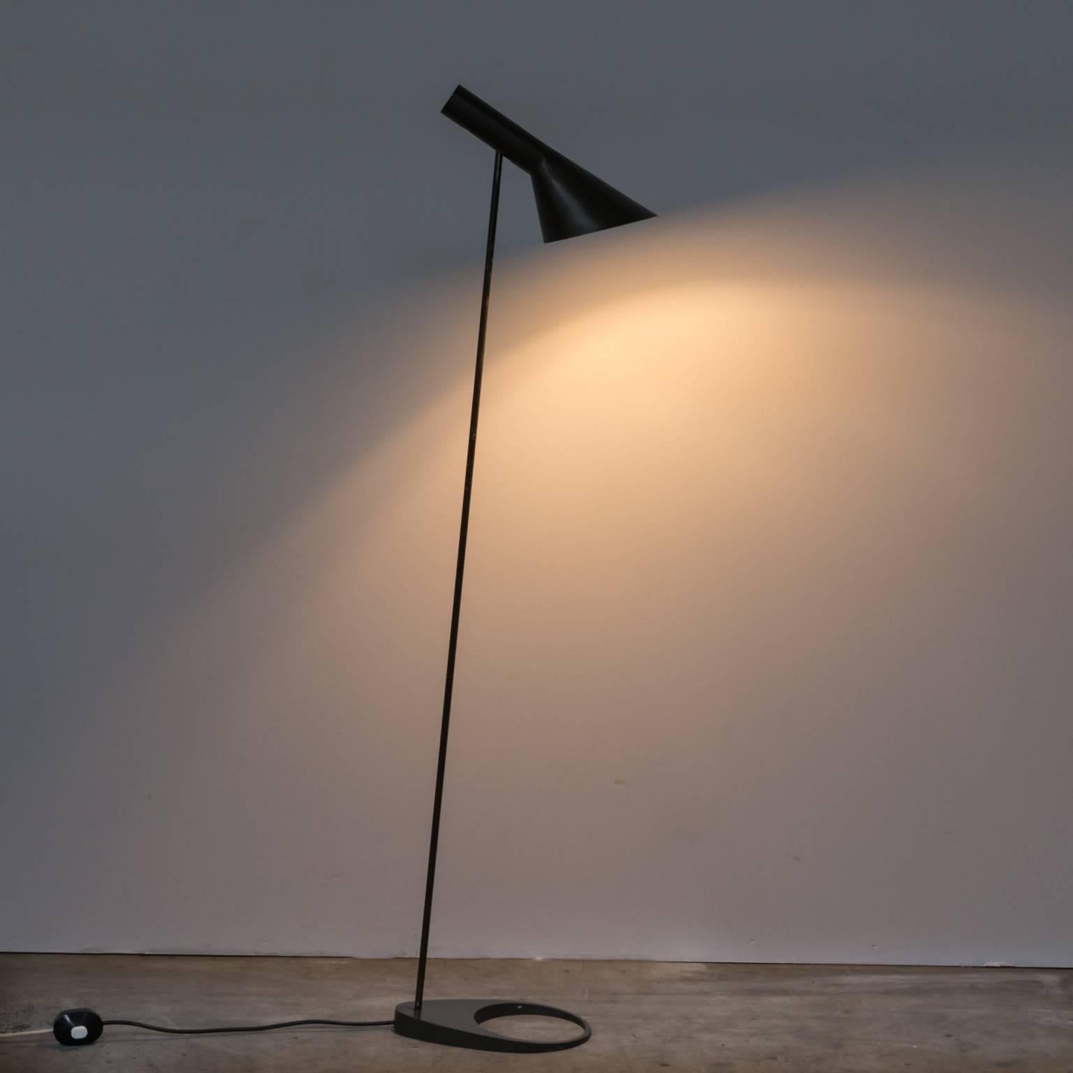 1960s Arne Jacobsen 'AJ' floor lamp for Louis Poulsen, Denmark. Design Classic floor lamp met warm brown lacquered metal. Good condition, wear consistent with age and use. Dimensions: 17.5cm (W) x 27cm (D) x 133cm (H).