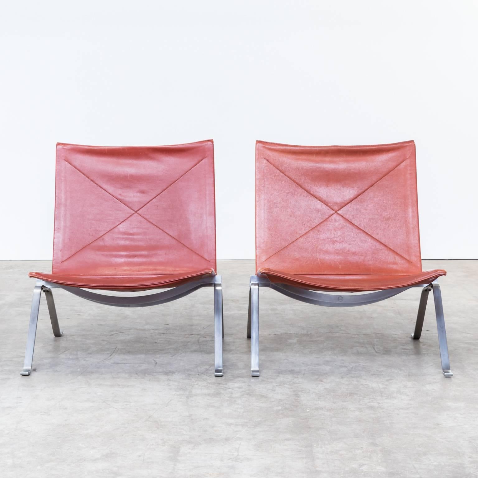 One set of two 1984s Poul Kjaerholm PK22 (design of 1956) bordeaux colored fauteuil for Fritz Hansen. Color between bordeaux and cognac. Good condition, wear consistent with age and use. Dimensions per fauteuil: 63cm (W) x 65cm (D) x 72.5cm H) seat