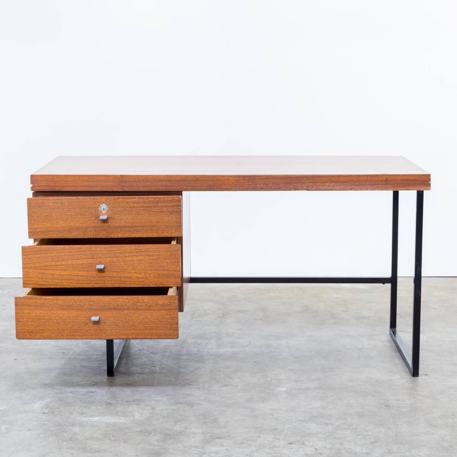 Bureau Pierre Guariche des années 1960 pour Meurop. Bureau en bon état, usure due à l'âge et à l'utilisation, au dos un trait de scie carré placé. Dimensions : 139,5cm (L) x 70cm (P) x 73,5cm (H).