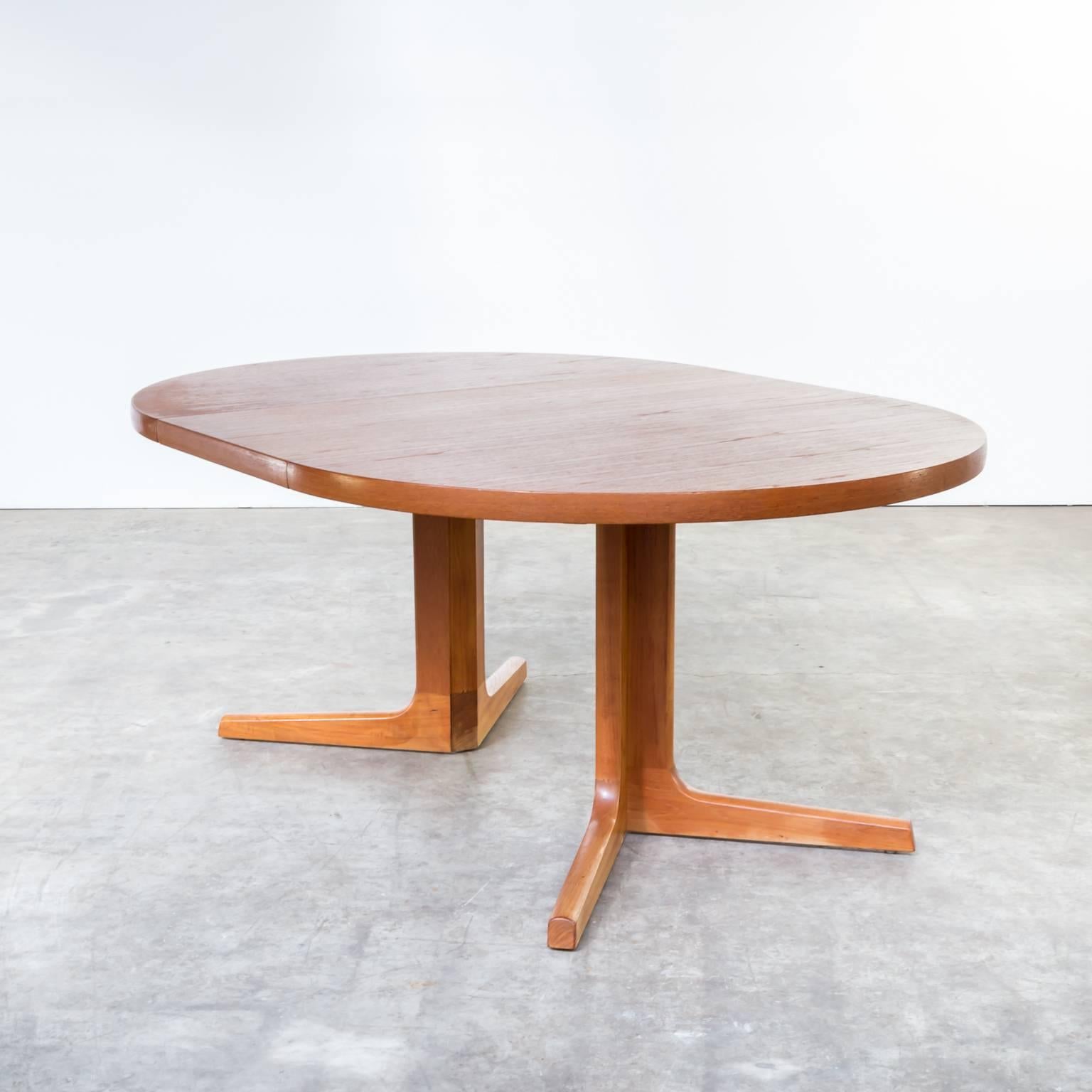 Beautiful made and shaped oval dining table manufactured by AM Mobler, Denmark. The extendable dining table can be placed round on its cross base and has an extendable top from 121cm wide to 171cm and to 221cm wide. Marked on the bottom of the top.