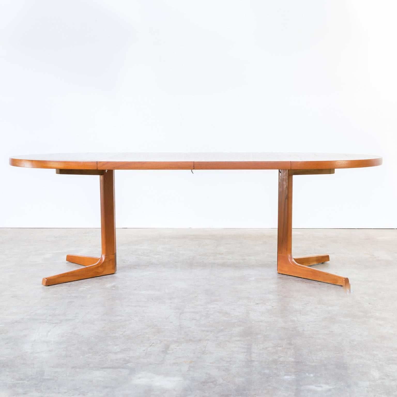 mobler dining table