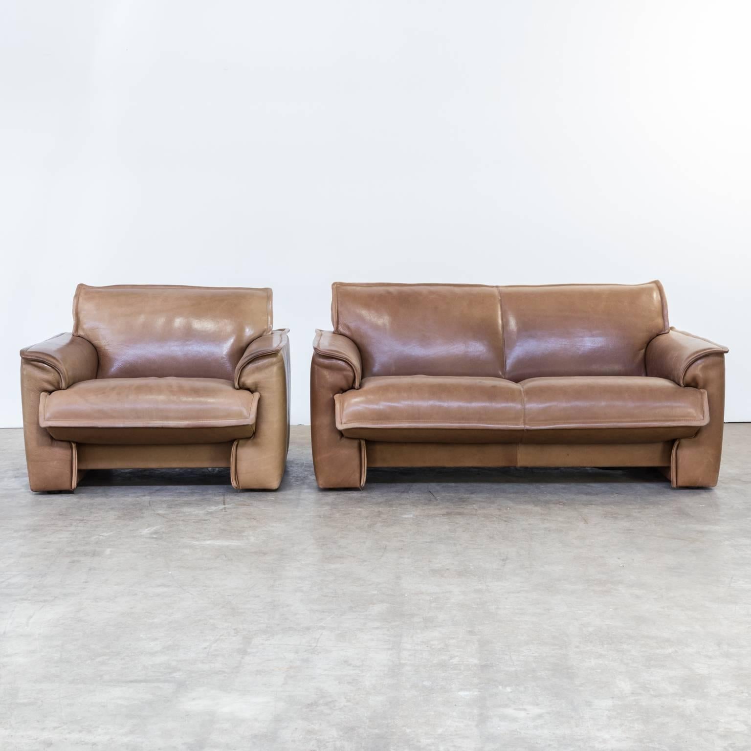 One set 1970s Leolux neckleder seating group 2.5 seat sofa plus one fauteuil. Strong leather, high building quality, equal to De Sede. The set is in good condition, wear consistent with age and use. Dimensions: S: 148cm W x 91cm D x74cm H. F: 93cm W