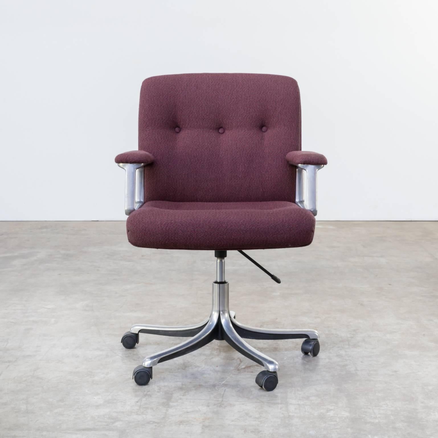 The P128 desk chair was designed by Osvaldo Borsani during the 1960s for Tecno. It features a base with five wheels and has a working pneumatic spring.
 