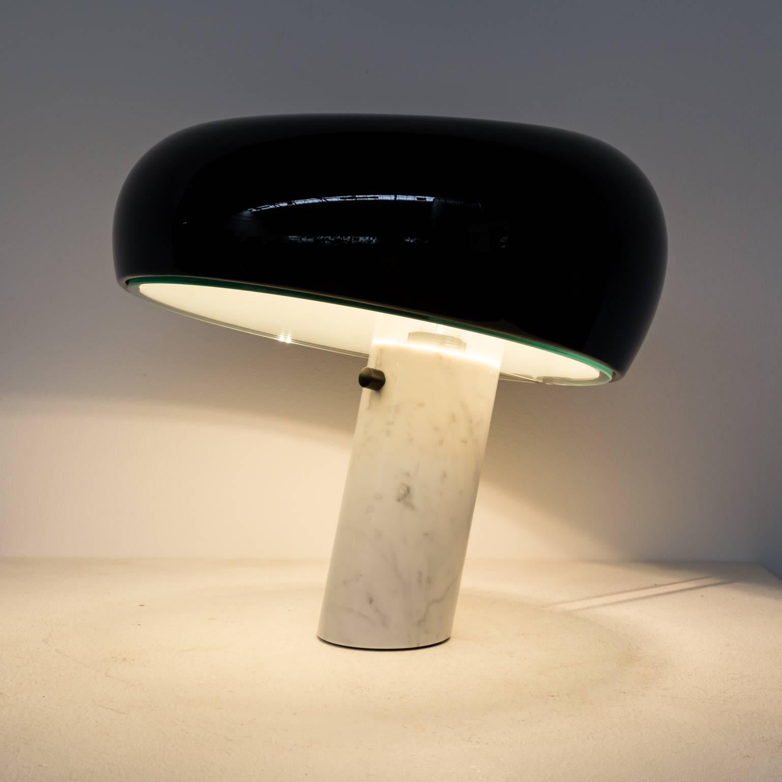 1960s Achille & Pier Giacome Castiglioni ‘snoopy’ table lamp for Flos. Designed in 1967 in Italy. Piece in very good condition. Black hood, marble foot, glass bottom.