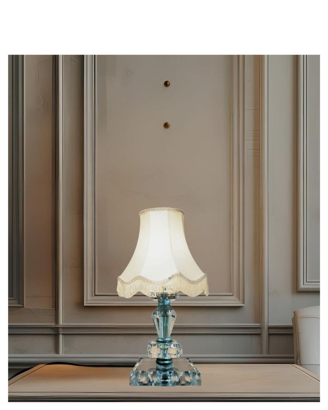 Preciosa lámpara de mesa Art Déco de estilo Baccarat y Jacques Adnet, sin marcar.
Fabricado en cristal tallado a mano.
Francia hacia 1940.
Las piezas 