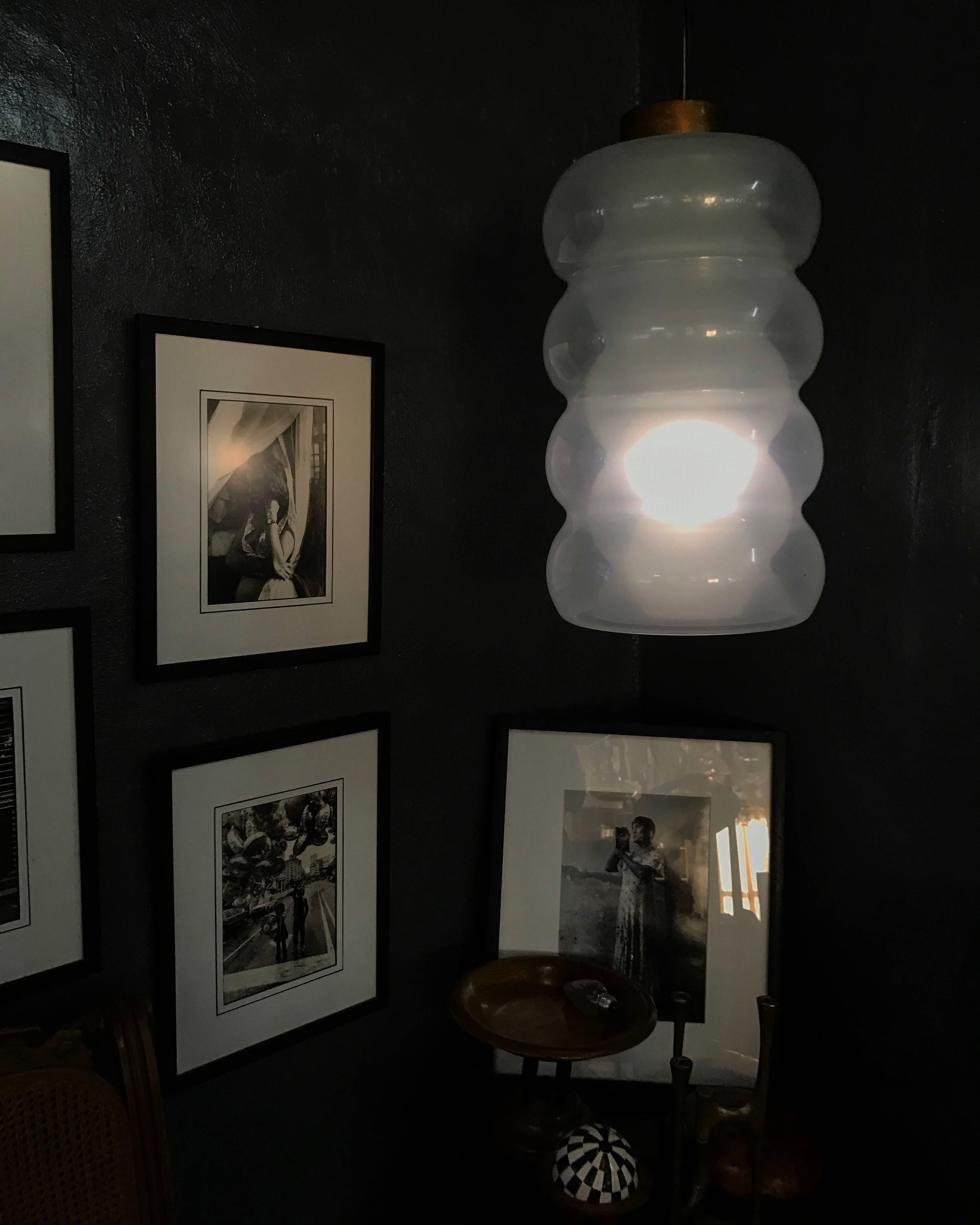Schöne und seltene Mid-Century Modern Pendelleuchte von Mazzega, entworfen von Carlo Nason, um 1960, Murano, Italien.
Die Lampe allein misst 18 Zoll hoch und hat einen Durchmesser von 12 Zoll
Besteht aus drei separaten Teilen, die zusammen