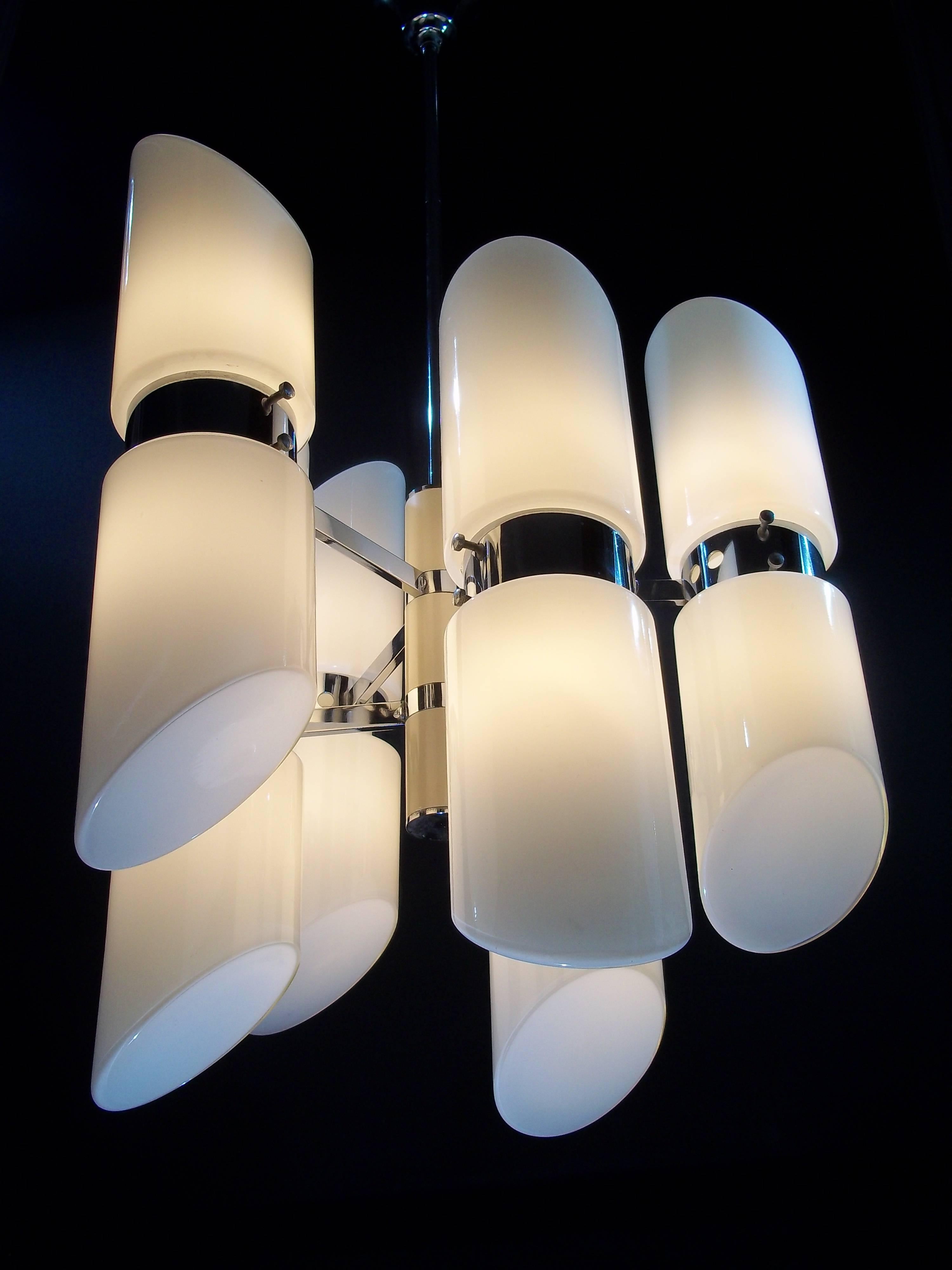 20th Century Mid-Century Modern twelve-Light Chandelier by Sciolari, Italy, circa 1970