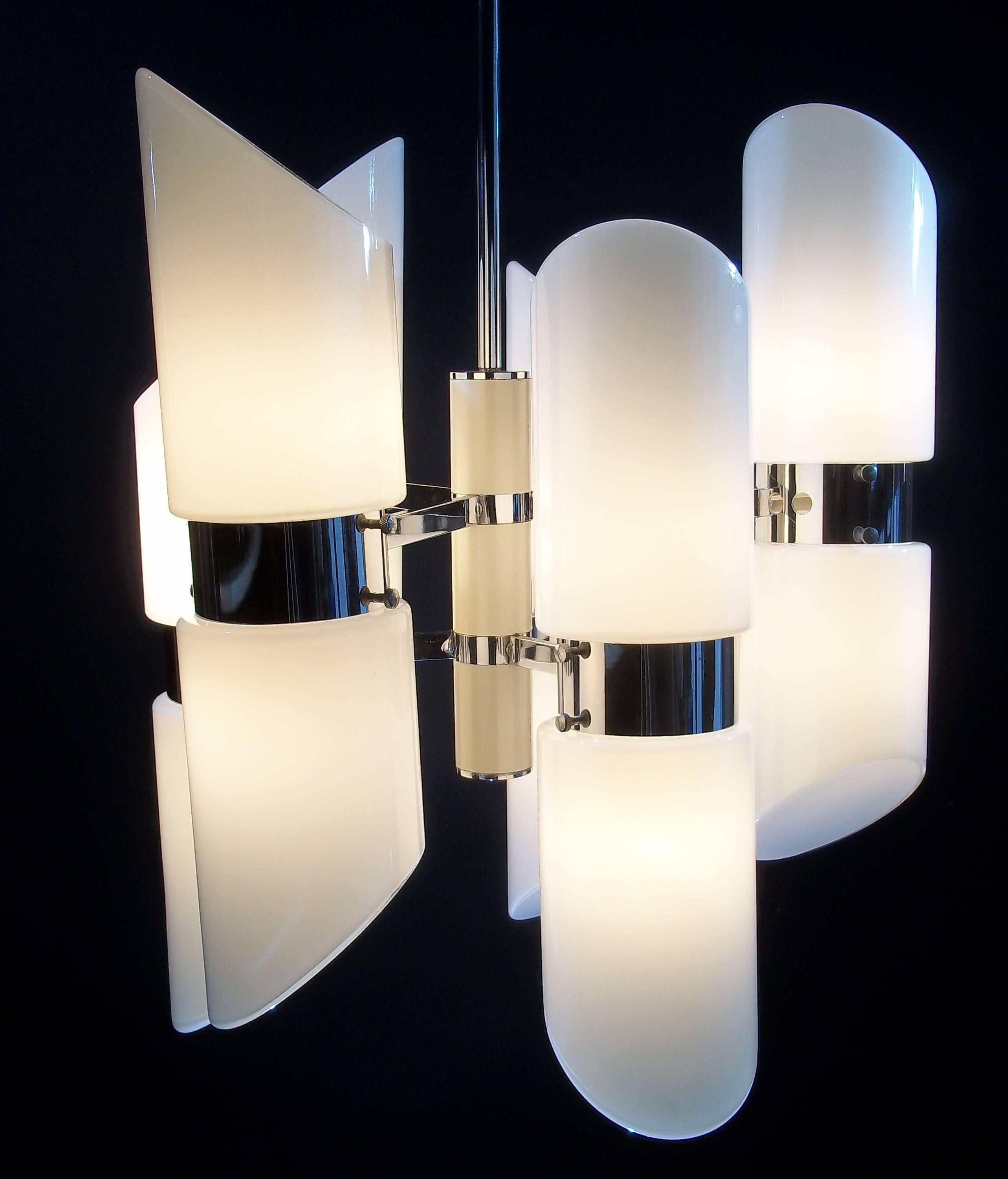 Opaline Glass Mid-Century Modern twelve-Light Chandelier by Sciolari, Italy, circa 1970