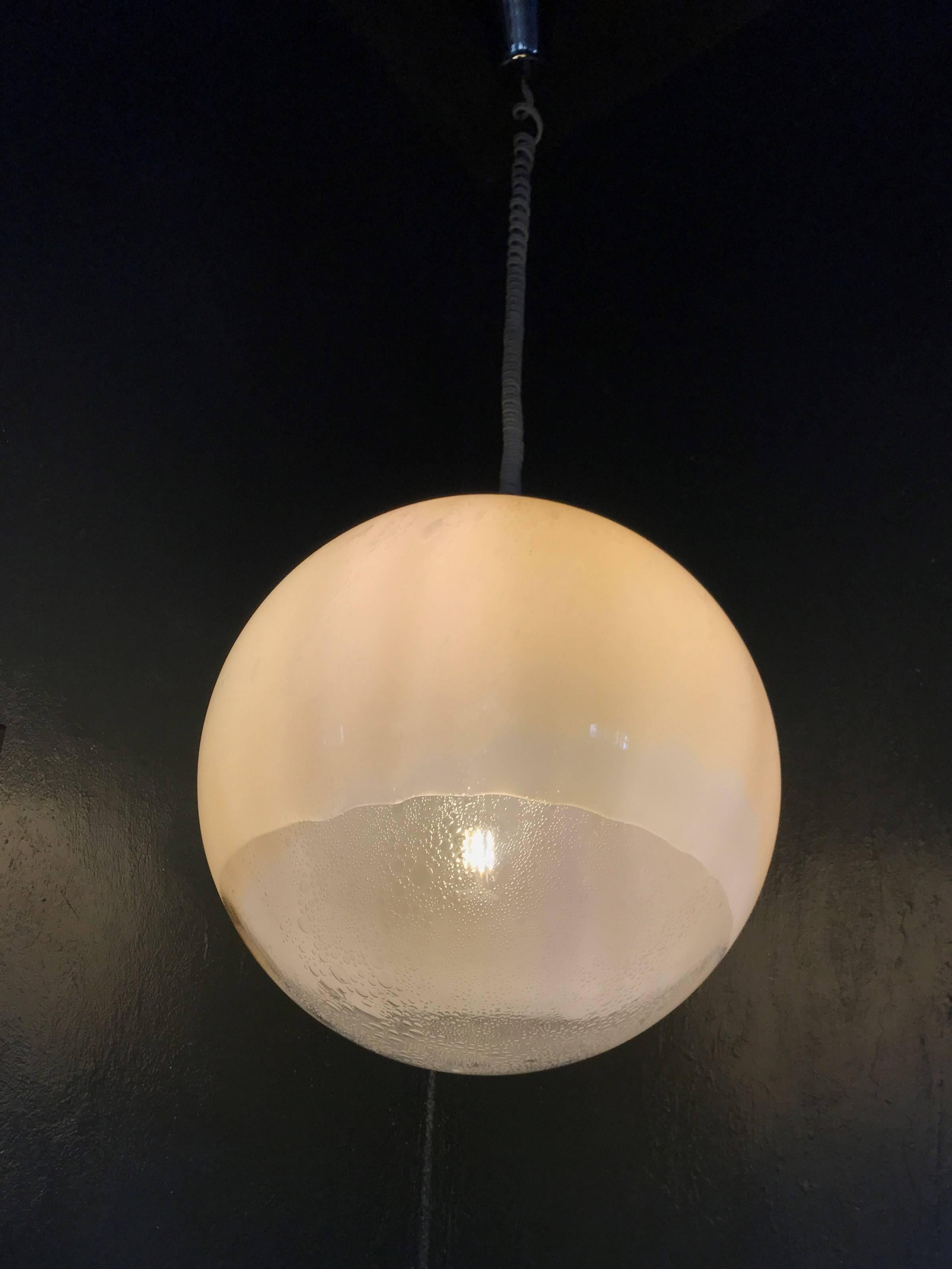 A beautiful and large vintage pendant light in Murano glass of great quality and design. 
Unsigned but the quality is equal to similar examples of Venini, Mazzega, Barbini or La Murrina.