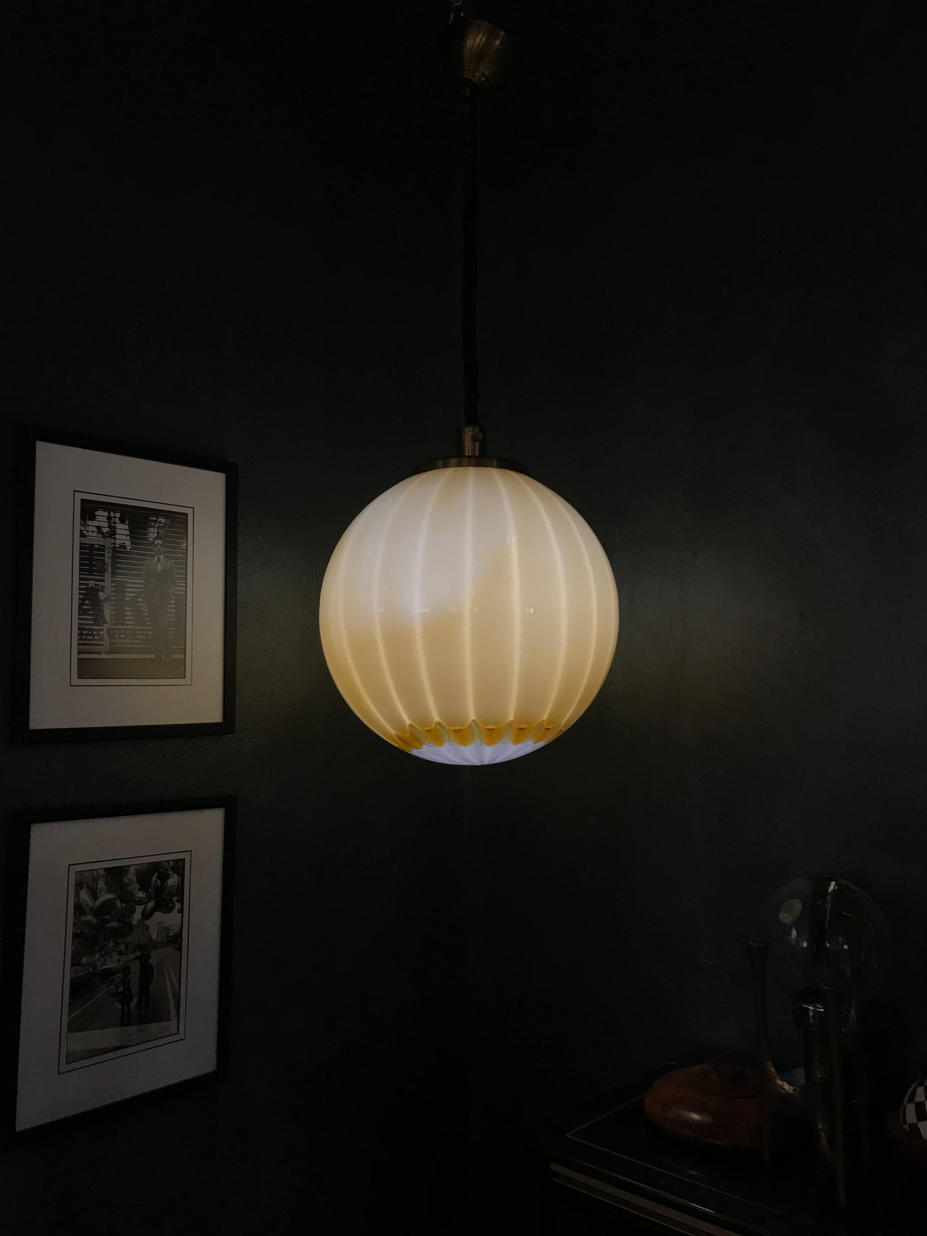 A beautiful and large vintage pendant light in Murano glass of great quality and design. 
Unsigned but the quality is equal to similar examples of Venini, Mazzega, Barbini or La Murrina,.