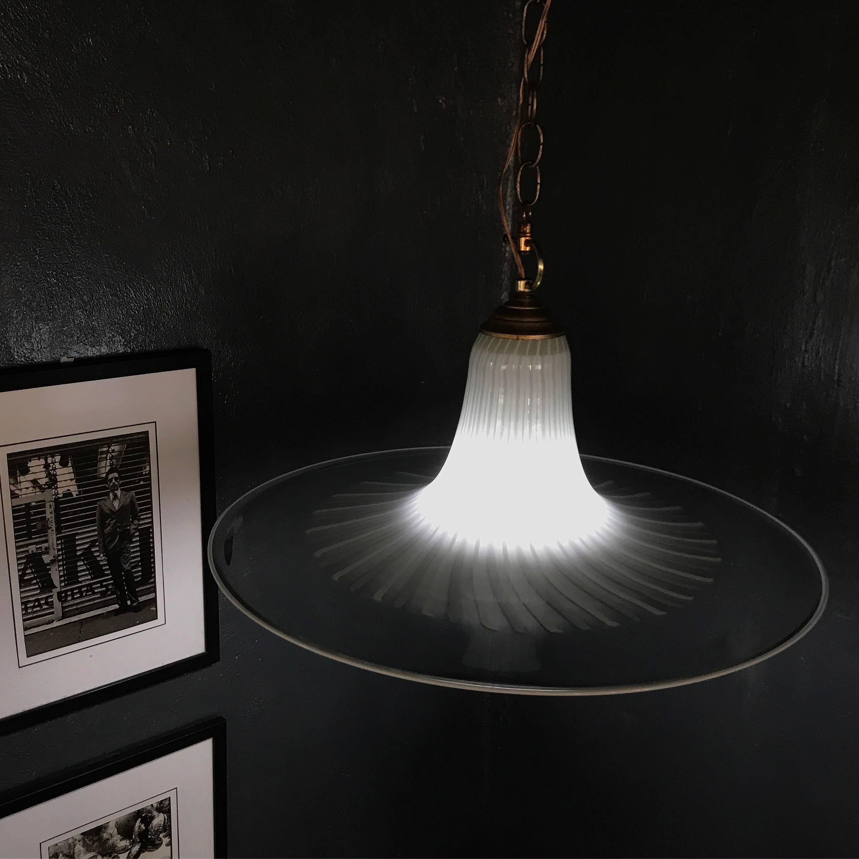 Grande lampadario in vetro di Murano decorato con strisce bianche e verde chiaro alla maniera di o da Lino Tagliapietra, ho visto questi catalizzatori anche come 'anemoni' da Ludovico Diaz de Santillana per VeArt (Venini Art).