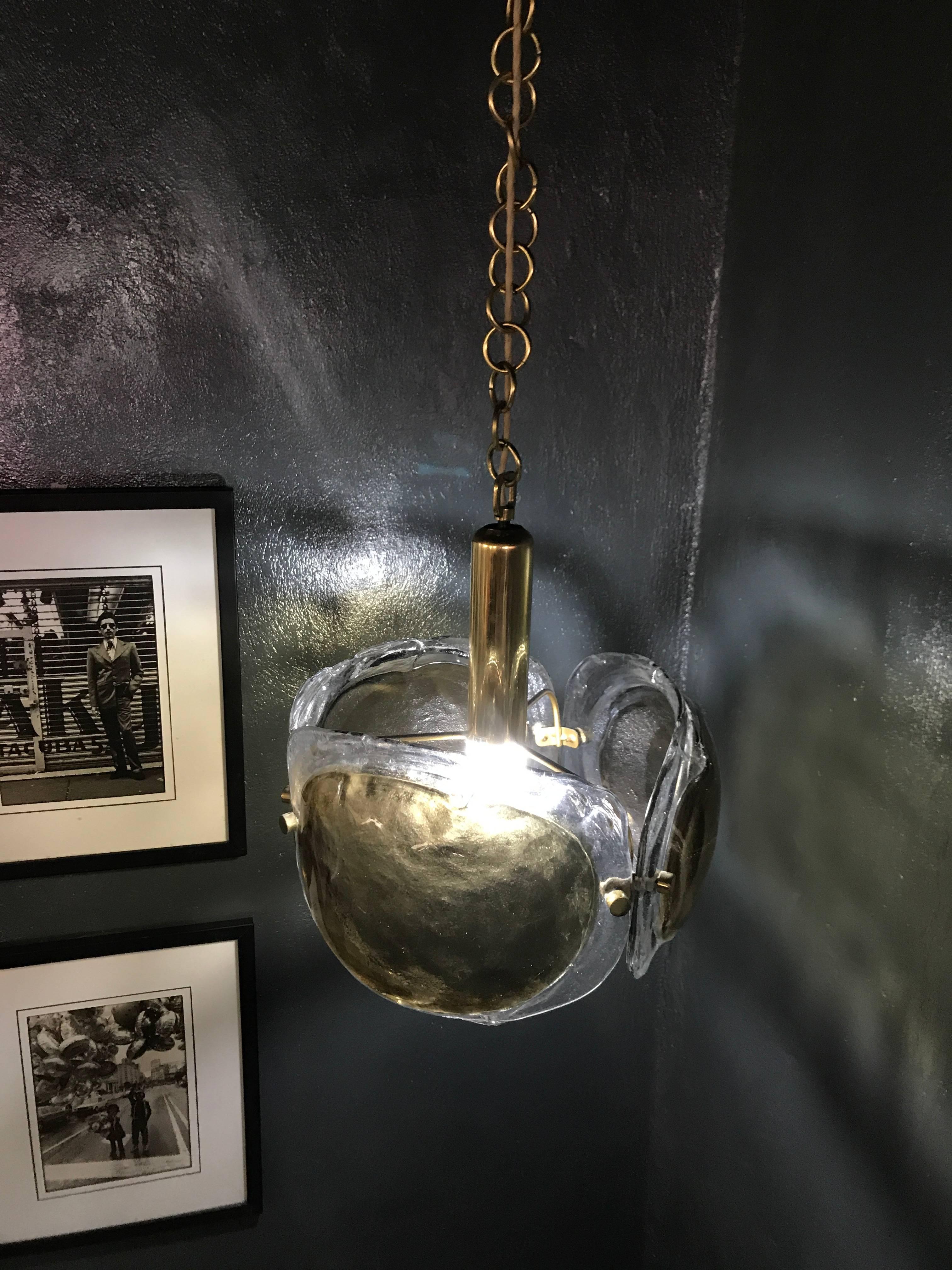 Lampada a sospensione moderna di metà secolo di Kaiser Leuchten, circa 1970,
Si tratta di tre pesanti ´petali´ in vetro soffiato trasparente e fumé e ferramenta in ottone. Questo modello viene spesso attribuito a Carlo Nason, ma al momento non