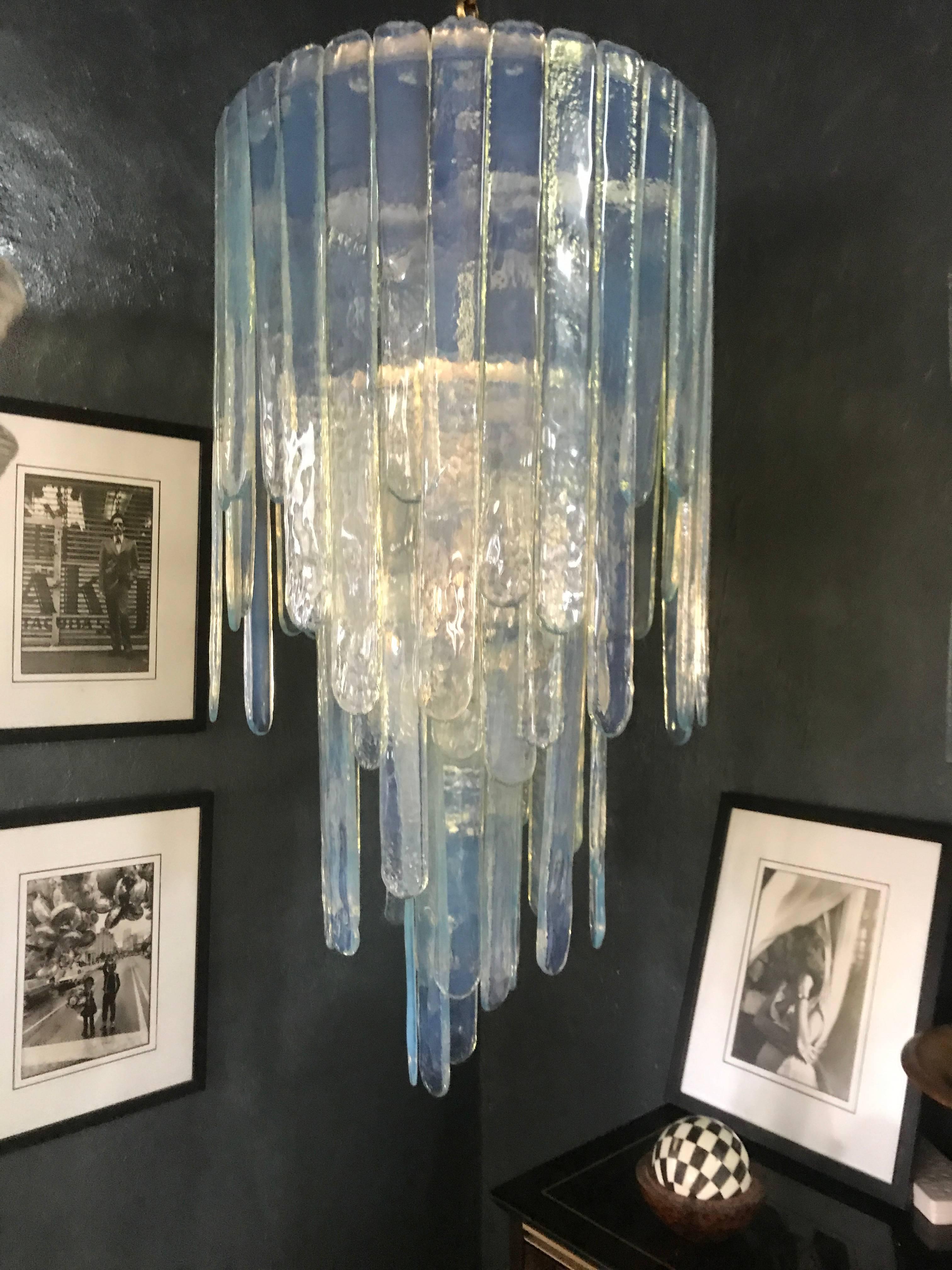 italien Grand lustre Mazzega « Cascade » en verre de Murano opalescent de Carlo Nason en vente