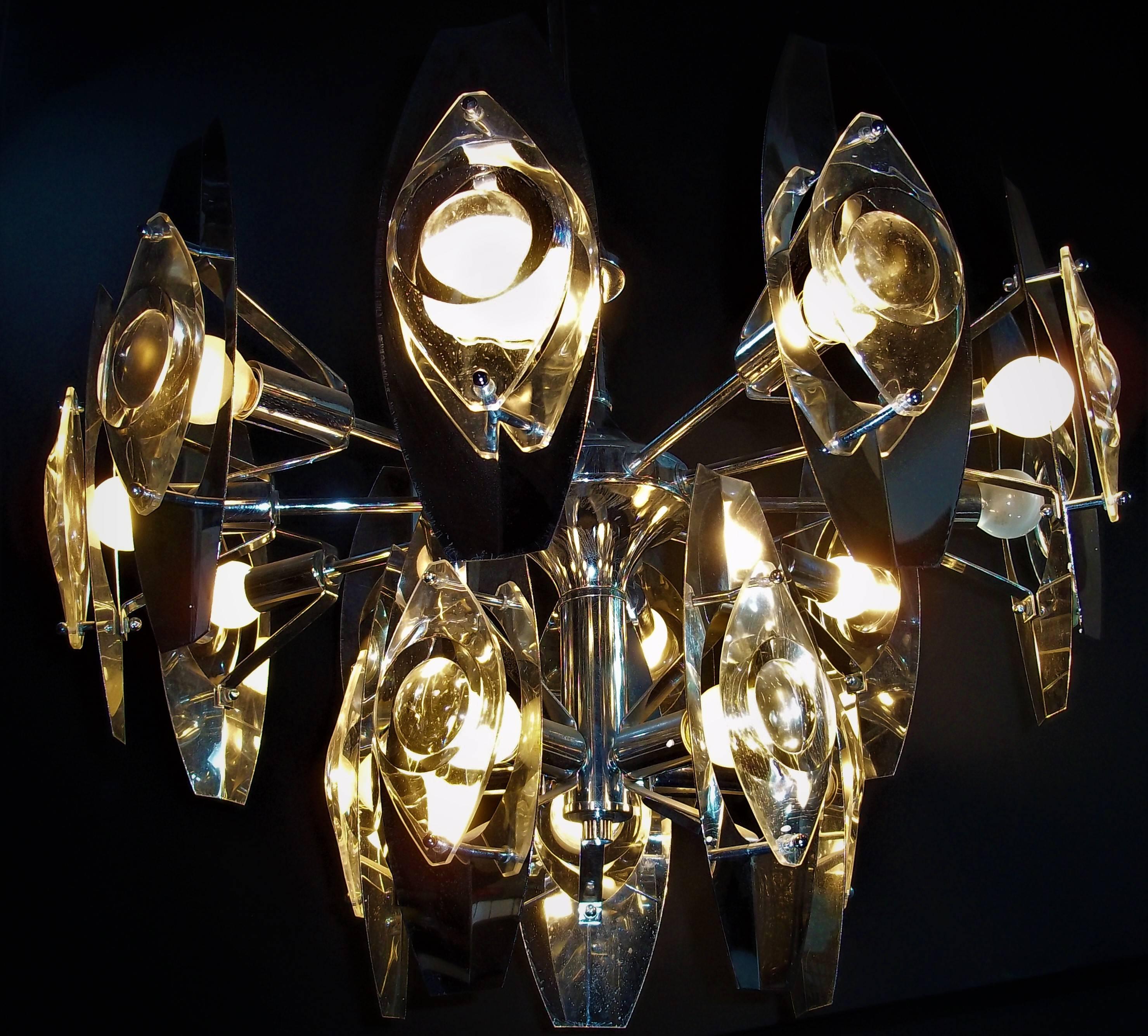 Mid-Century Modern 15-light chandelier by Gaetano Sciolari in chrome and glass lenses.
 