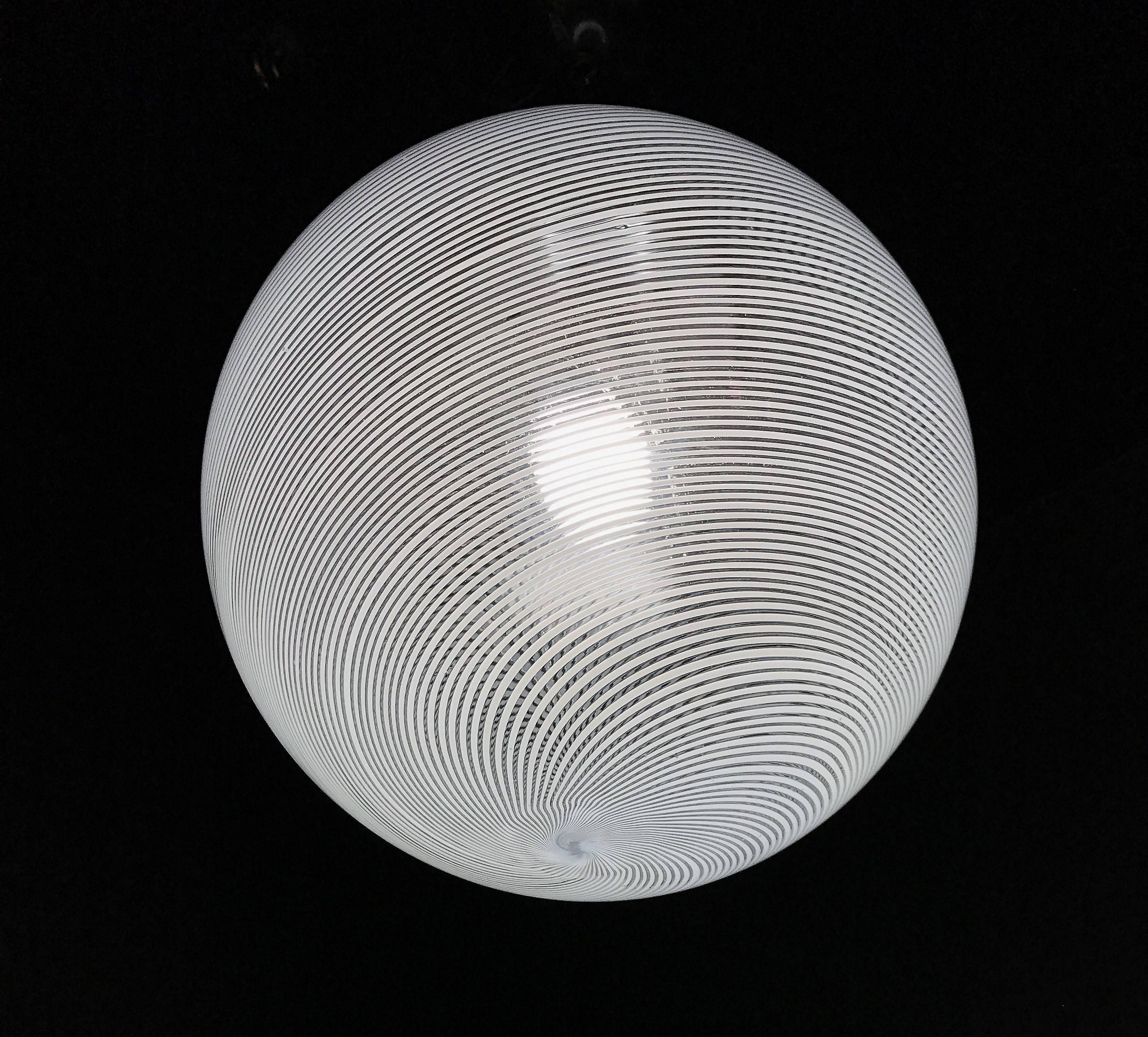 Beautiful and large pendant light in white and clear handblown Murano glass, attributed to Venini, circa 1970.