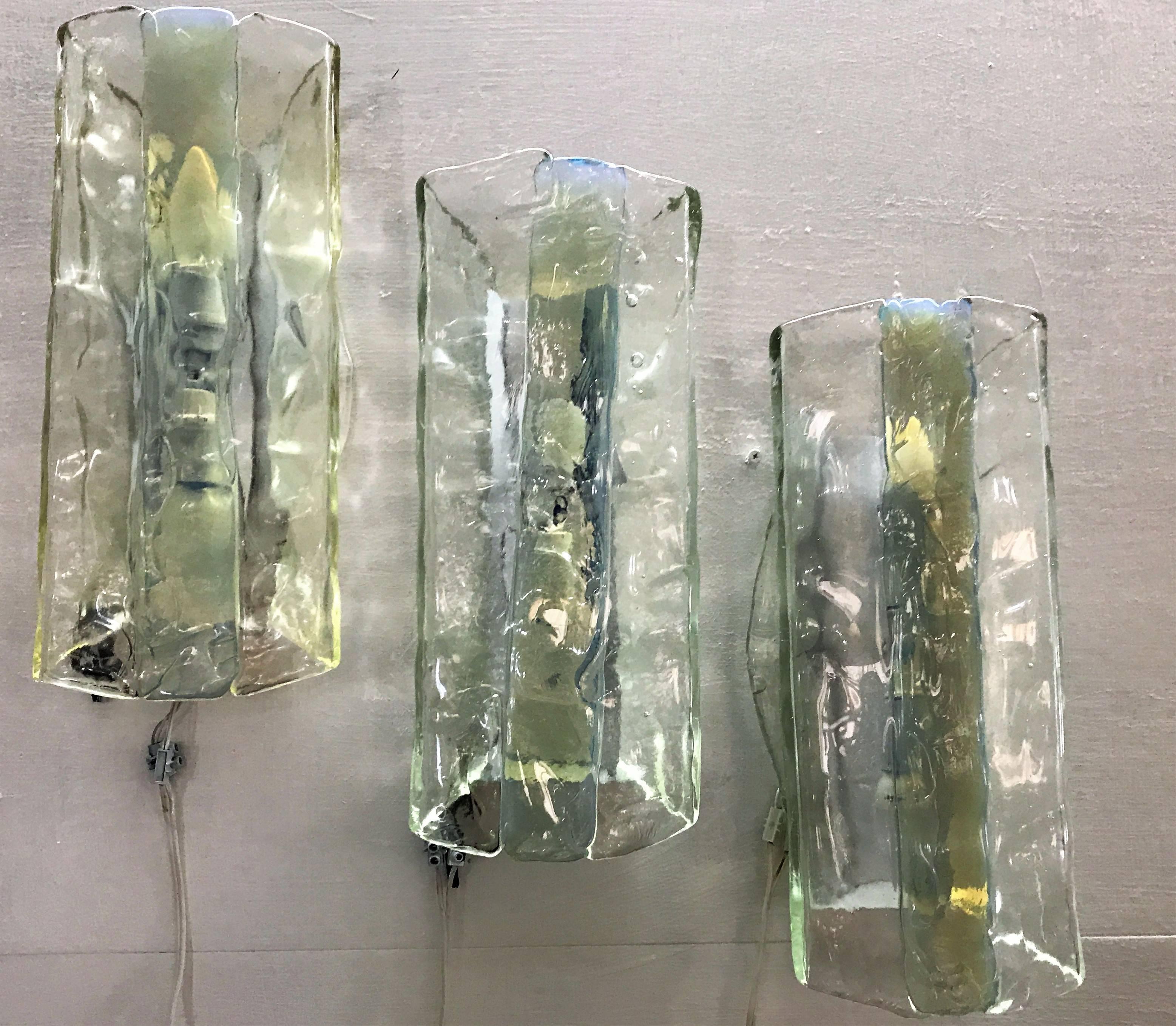 Moderne Wandleuchter aus der Jahrhundertmitte von Fratelli Toso aus klarem und opalisierendem Glas, Modell MAREA.
Neun verfügbar.