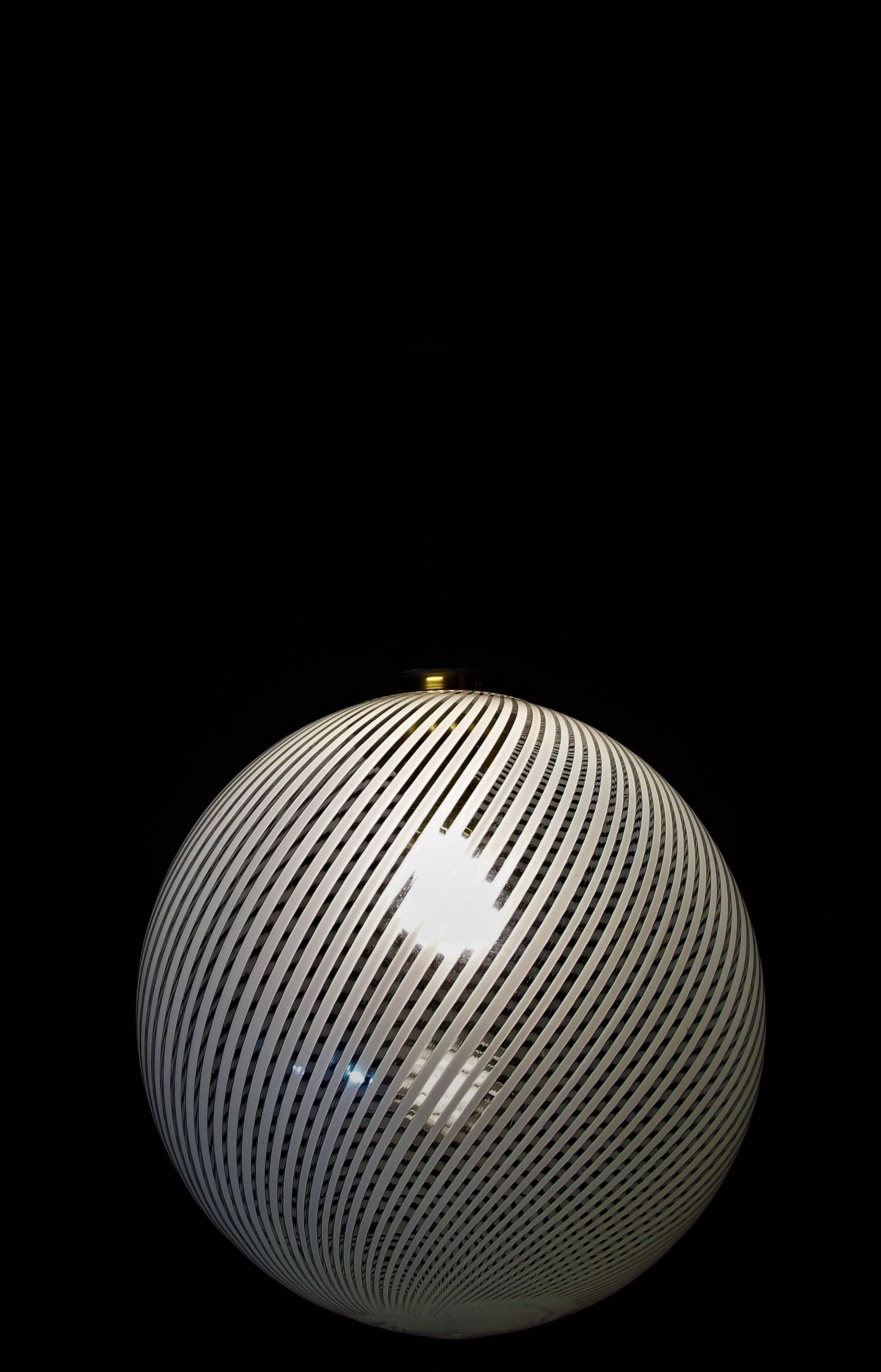 Mid-Century Modern Venini, 'Tessuto' Sphere Chandelier, circa 1970 in Murano Glass