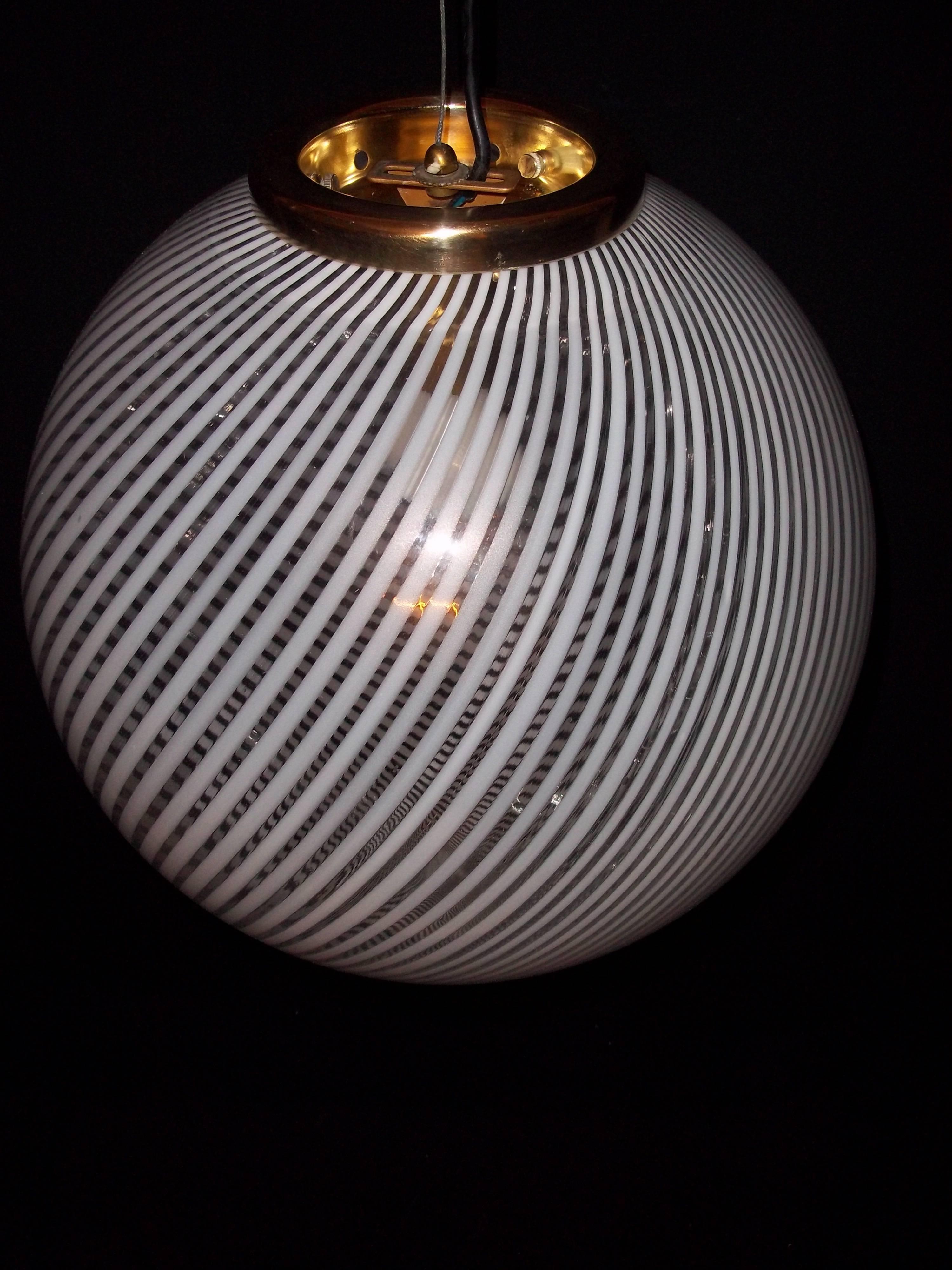 Venini, 'Tessuto' Sphere Chandelier, circa 1970 in Murano Glass In Good Condition In Merida, Yucatan
