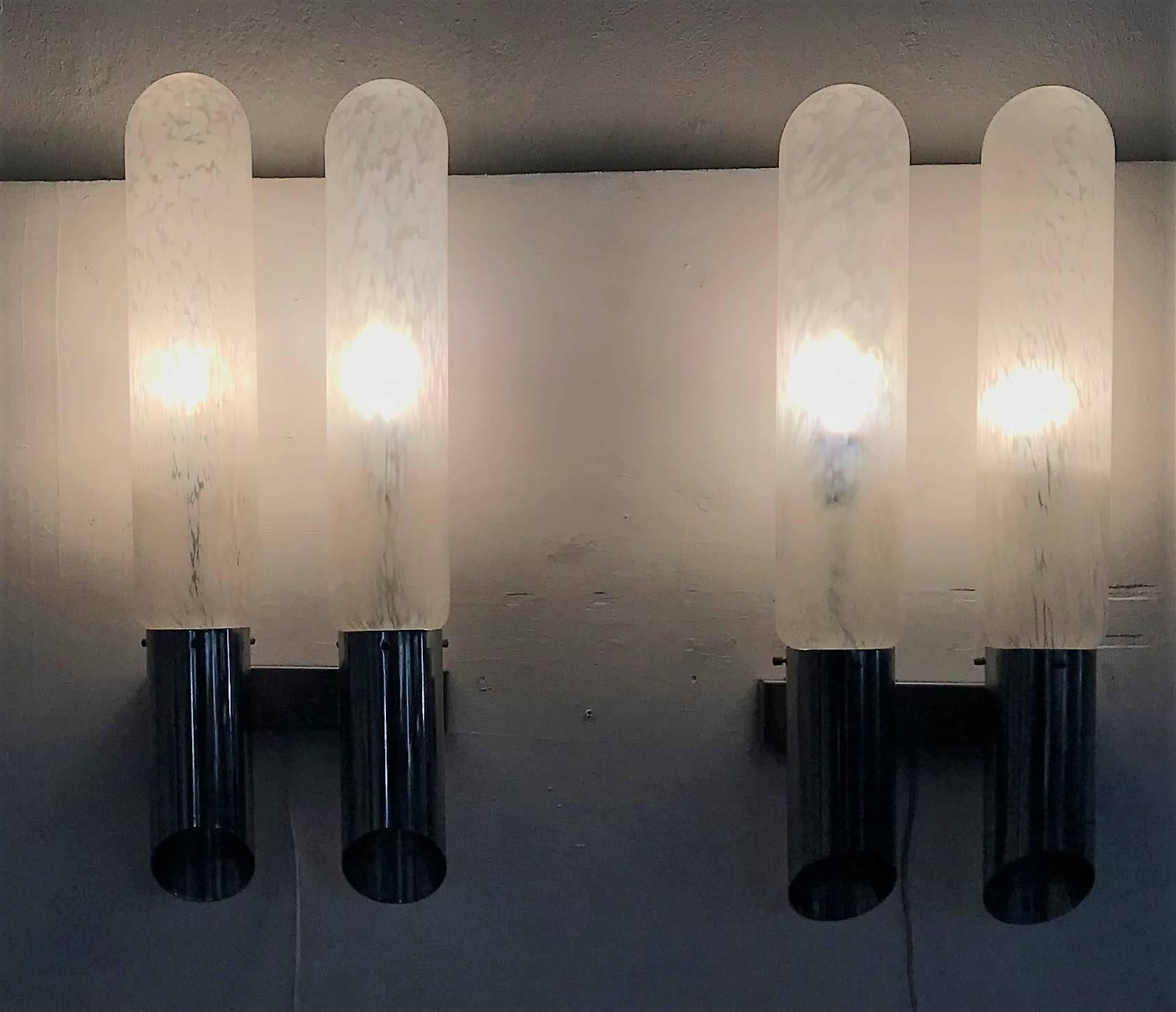 Zwei große italienische Space Age-Leuchten mit vier Lampen aus Muranoglas und verchromtem Messing von Aldo Nason für Mazzega, um 1970.