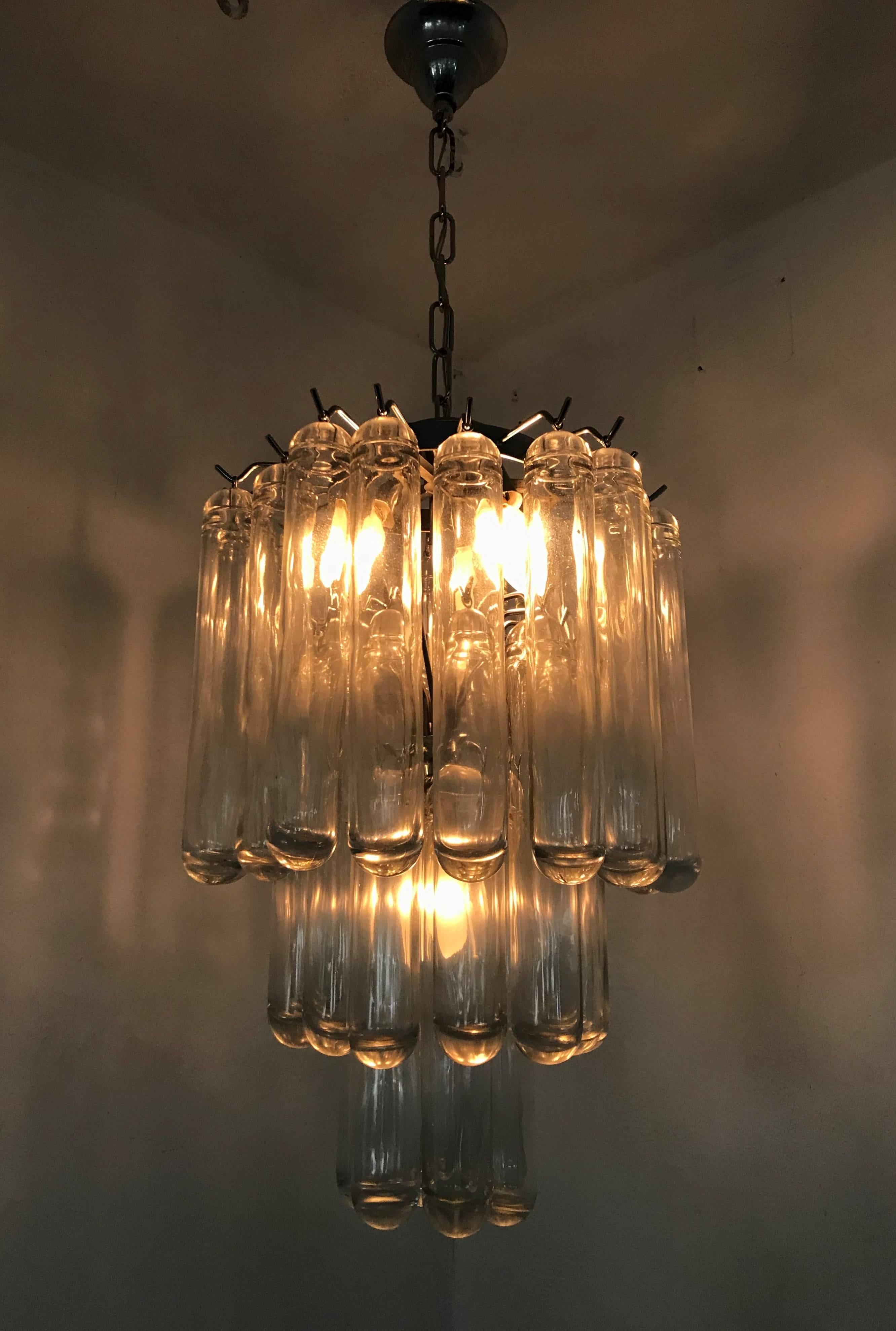Piccolo lampadario Mid-Century Modern composto da tubi in vetro di Murano trasparente e quattro luci alla maniera di o di Venini, Italia, circa 1970.
 