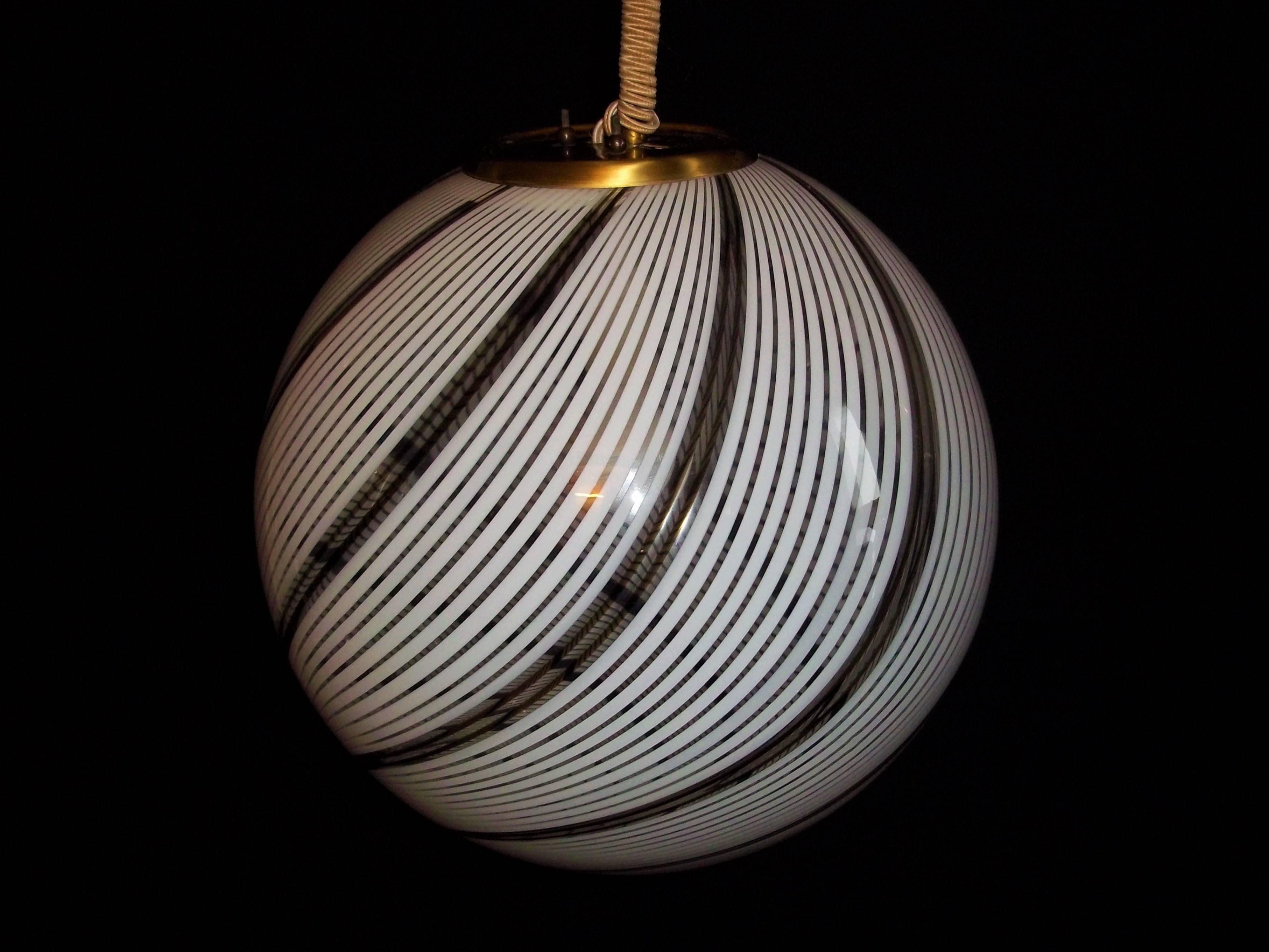 Italiano Venini, lampadario 'Tessuto' in vetro di Murano, circa 1970 in vendita