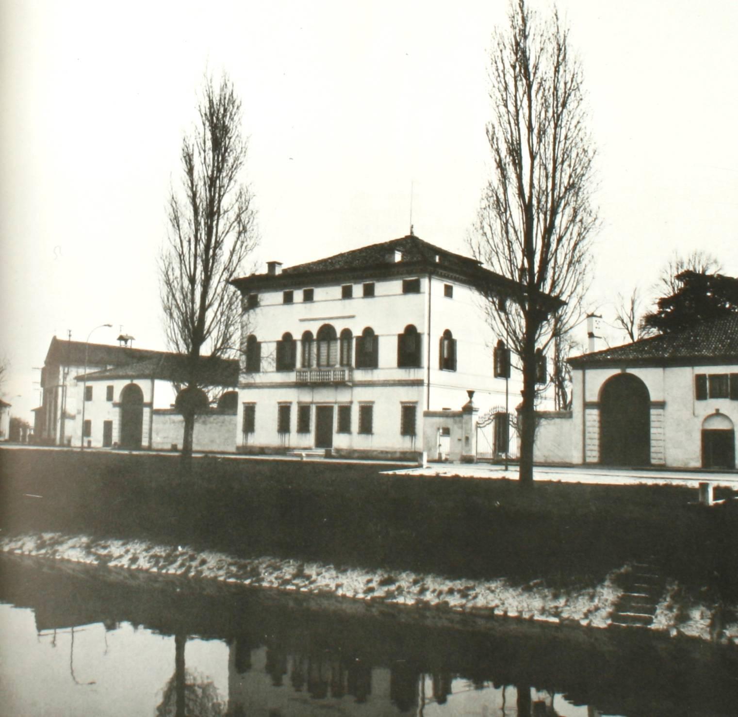 Le Ville Del Brenta da Lizza Fusina alla città di Padova (The Brenta Villas from Lizza Fusina to the city of Padova) by Clauco B. Tiozzo. Venice: Cavallino, 1977. First edition hardcover with dust jacket. 458 pp with fold-out map. A beautiful