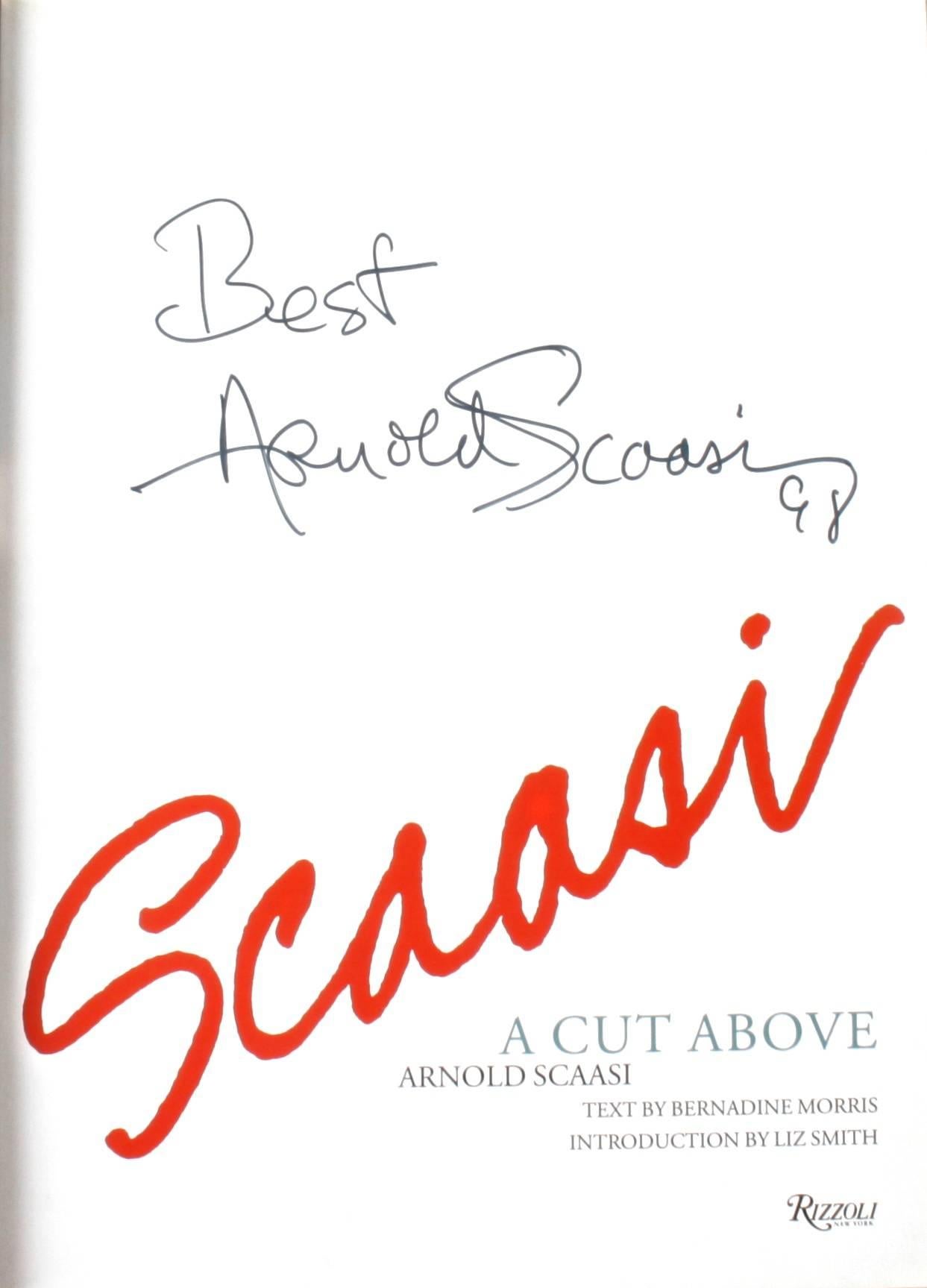 Scaasi, A CUT ABOVE, Arnold Scaasi, New York : Rizzoli, 1996. Première édition reliée, signée, avec jaquette. 190 pages. Une magnifique rétrospective de la carrière très réussie du designer Arnold Scaasi avec un regard sur les mondes privés, sociaux