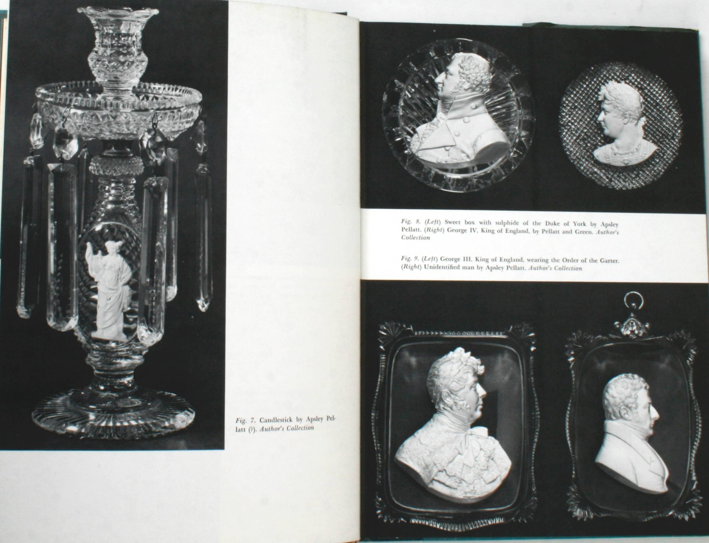 Sulphides The Art of Cameo Incrustation par Paul Jokelson. New York : Galahad Books, 1968. Première édition reliée avec jaquette. 149 pages. A  un livre sur l'art de l'incrustation des camées intitulé Sulphides. L'art a été pleinement développé par