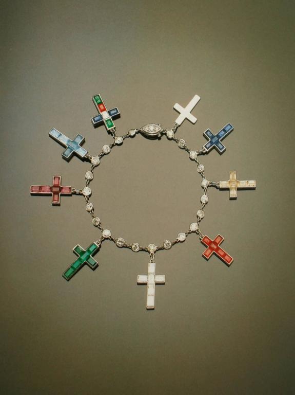 Wallis bosque Simpson Inspired Cross Charm