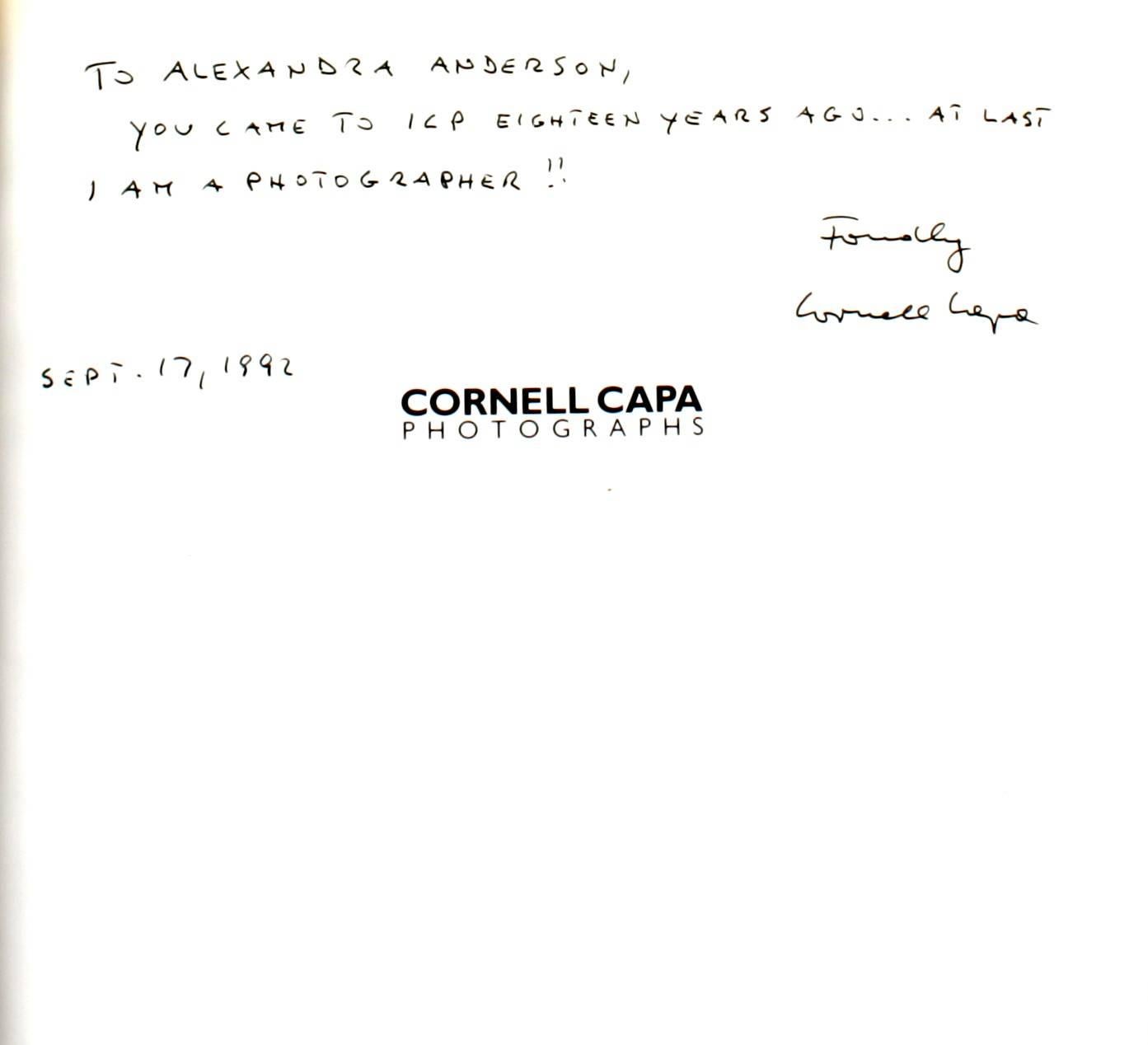 Cornell Capa: Fotografien von Cornell Capa. Bulfinch Pr, 1992. Von beiden Herausgebern auf dem Titelblatt signiert und auch von Capa beschriftet. Festgehaltene erste Ausgabe mit Schutzumschlag. 179 zweifarbige Tafeln. 214 Seiten. Eine Gruppe seiner