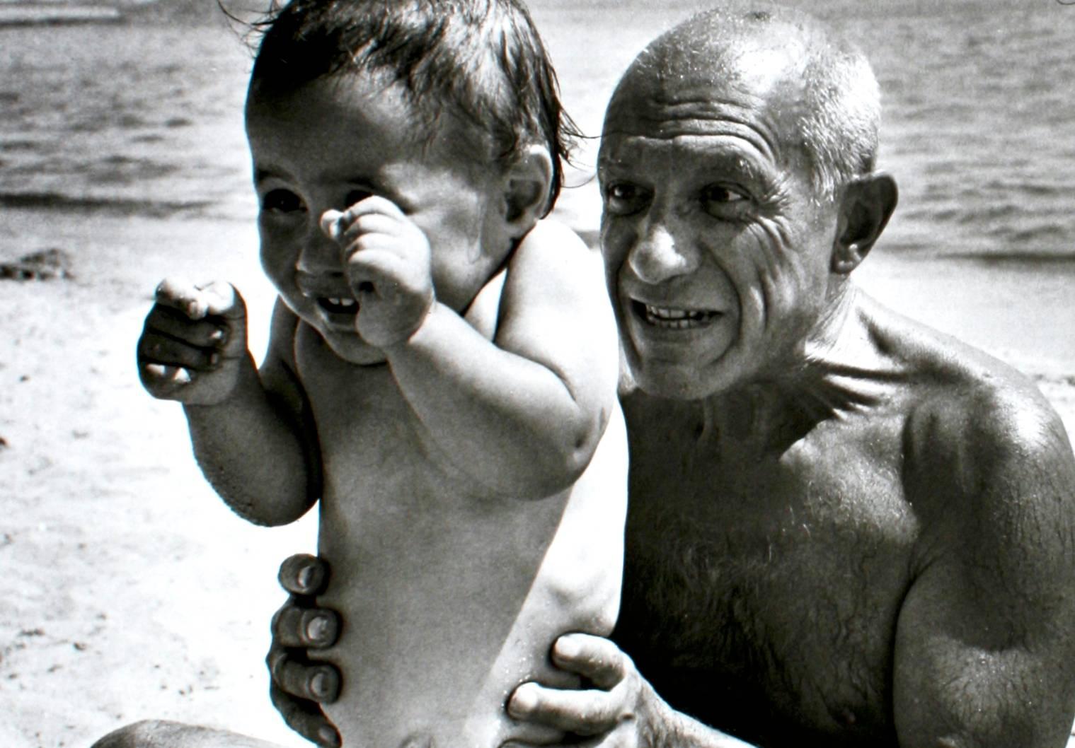 Robert Capa : Photographies de Robert et Cornell Capa et Richard Whelan. Alfred A. Knopf, New York, 1985. Première édition. Couverture rigide avec jaquette. 242 p., 262 photographies en noir et blanc. Provenant de la Collection S de Betty Anderson,