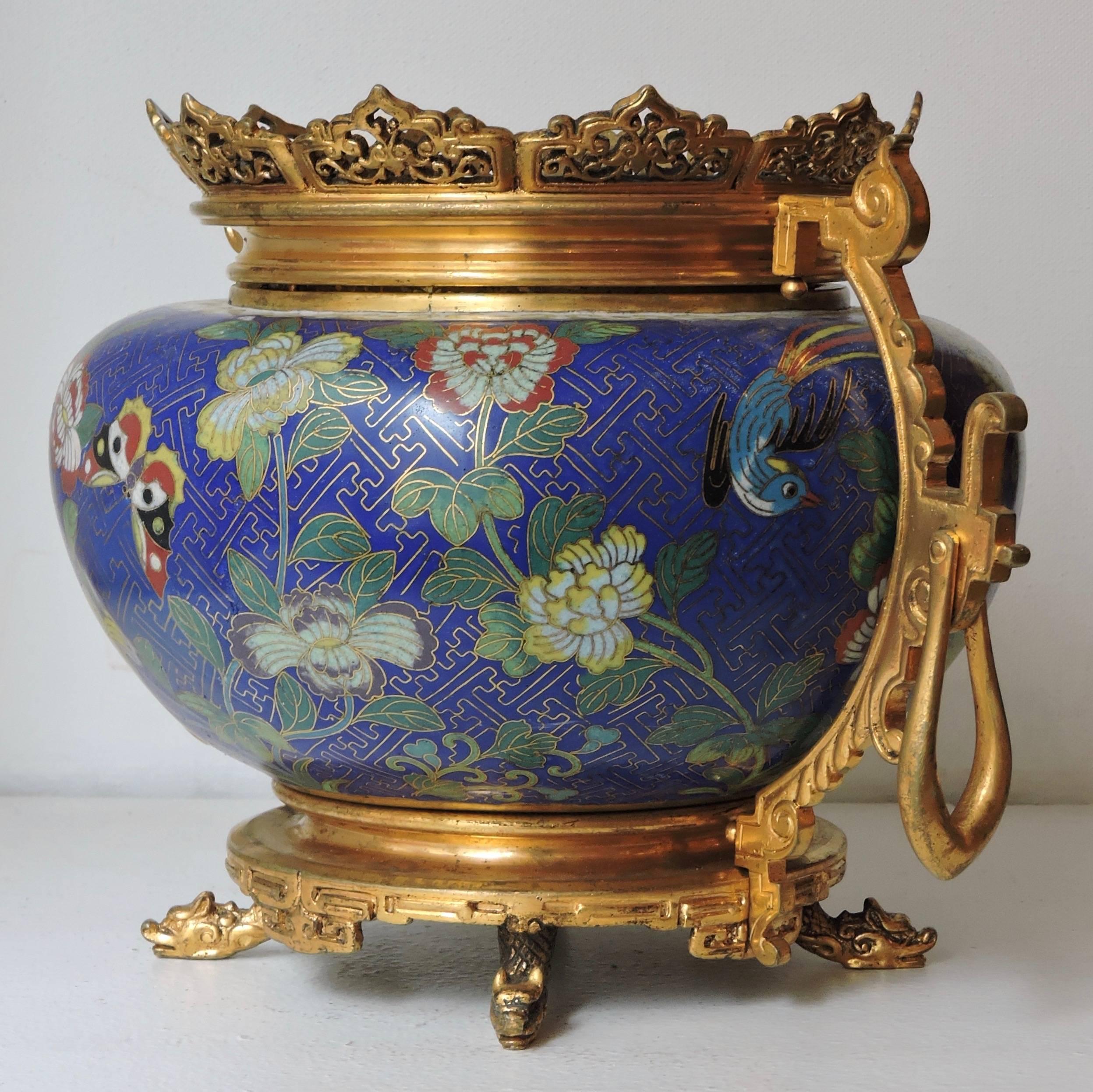 French Chinoiserie Gilt Bronze-Mounted Cloisonné Enamel Centrepiece In Good Condition In Saint-Ouen, FR