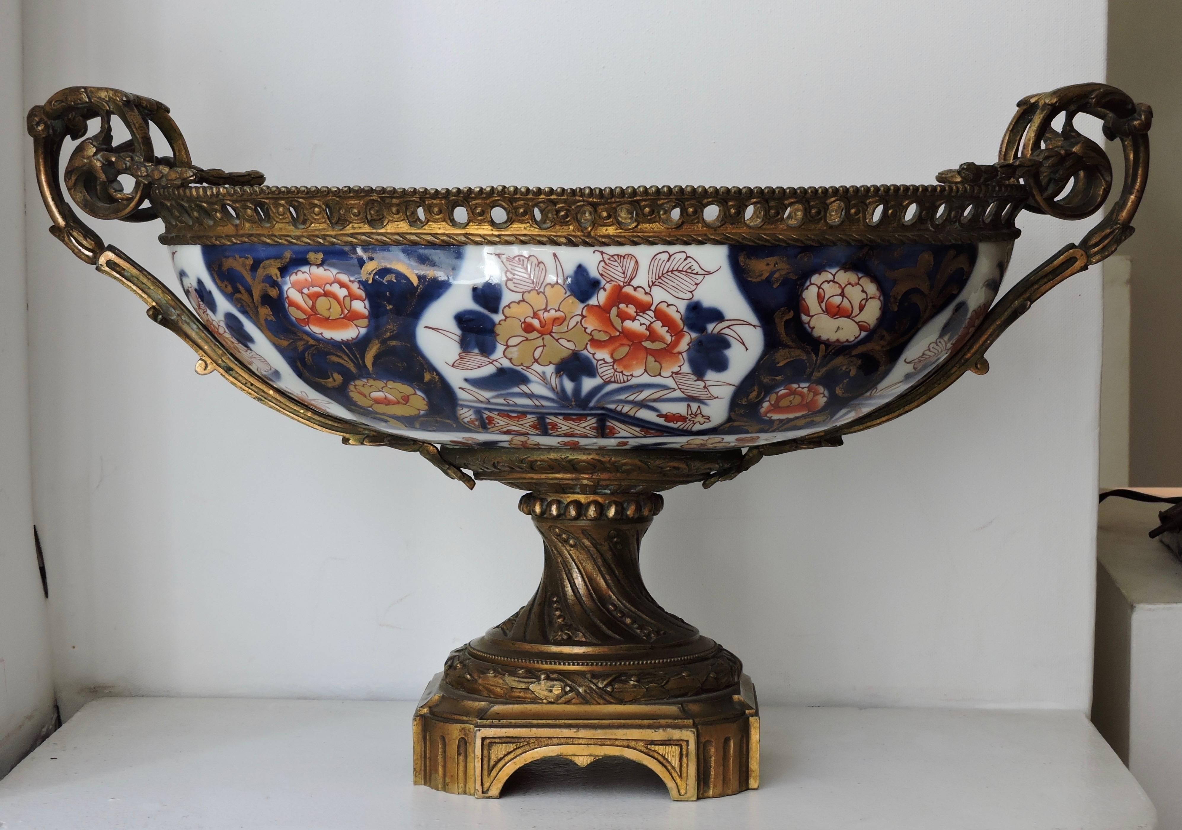 An oval shaped Bayeux porcelain in Imari style centrepiece
Mounted in Louis XVI style gilt and chiseled bronze.
