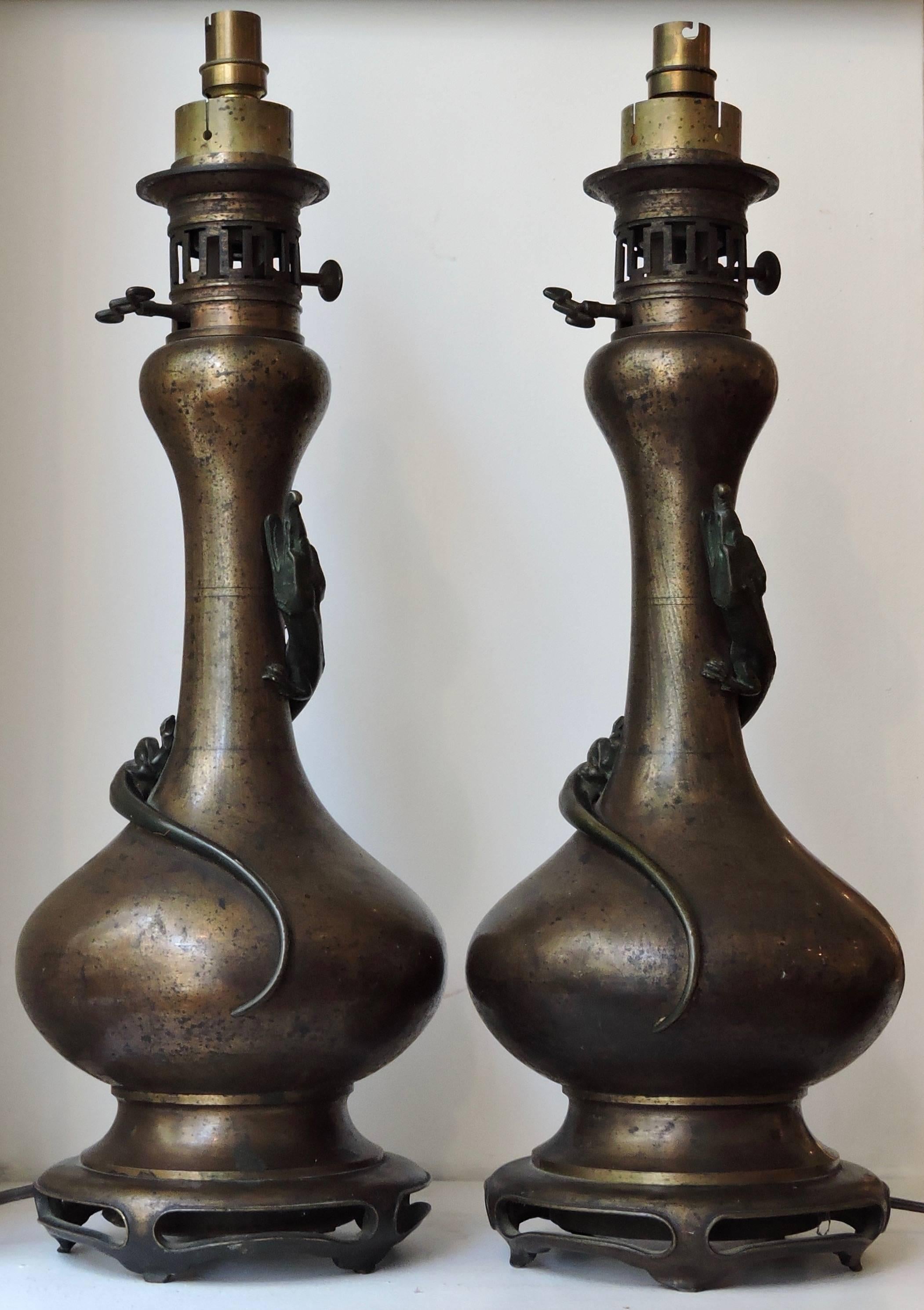 French Pair of Golden Brown and Green Patina Bronze Japonisme Lamps with Lizards