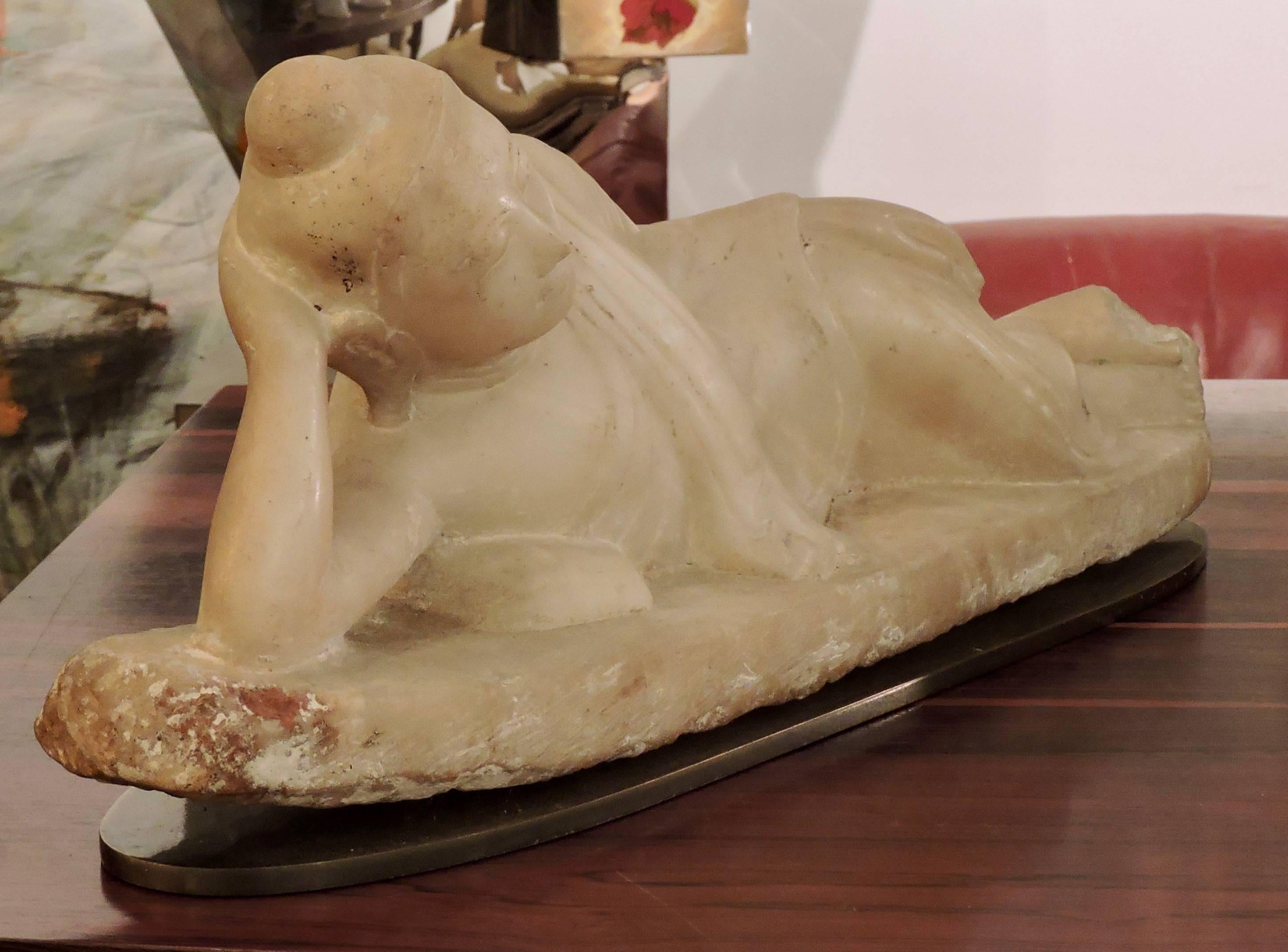 Burma, a 19th Century Alabaster Reclining Buddha In Good Condition In Saint-Ouen, FR