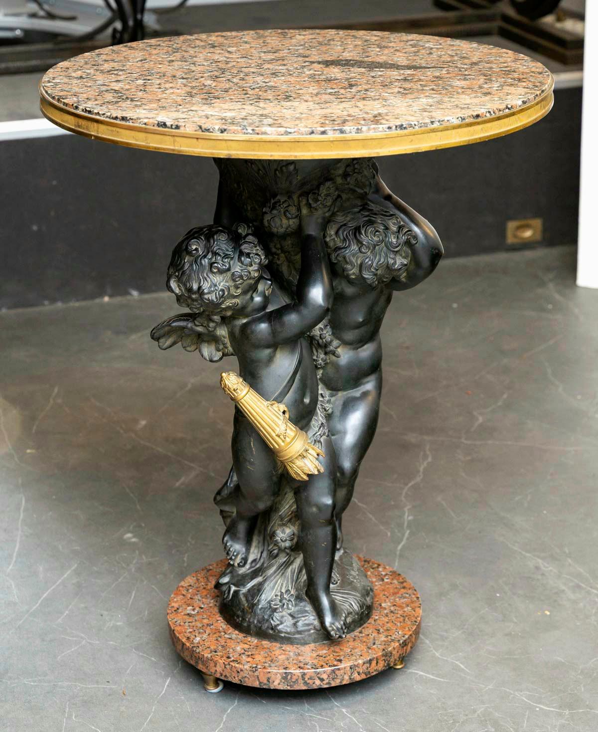 Cupidon et Psyché

Groupe en bronze patiné d'Auguste Moreau, originellement et initialement monté en guéridon, le modèle a été réalisé au XIXème siècle, comme le montre l'une des images.
Le plateau est dans une merveilleuse galerie antique et
