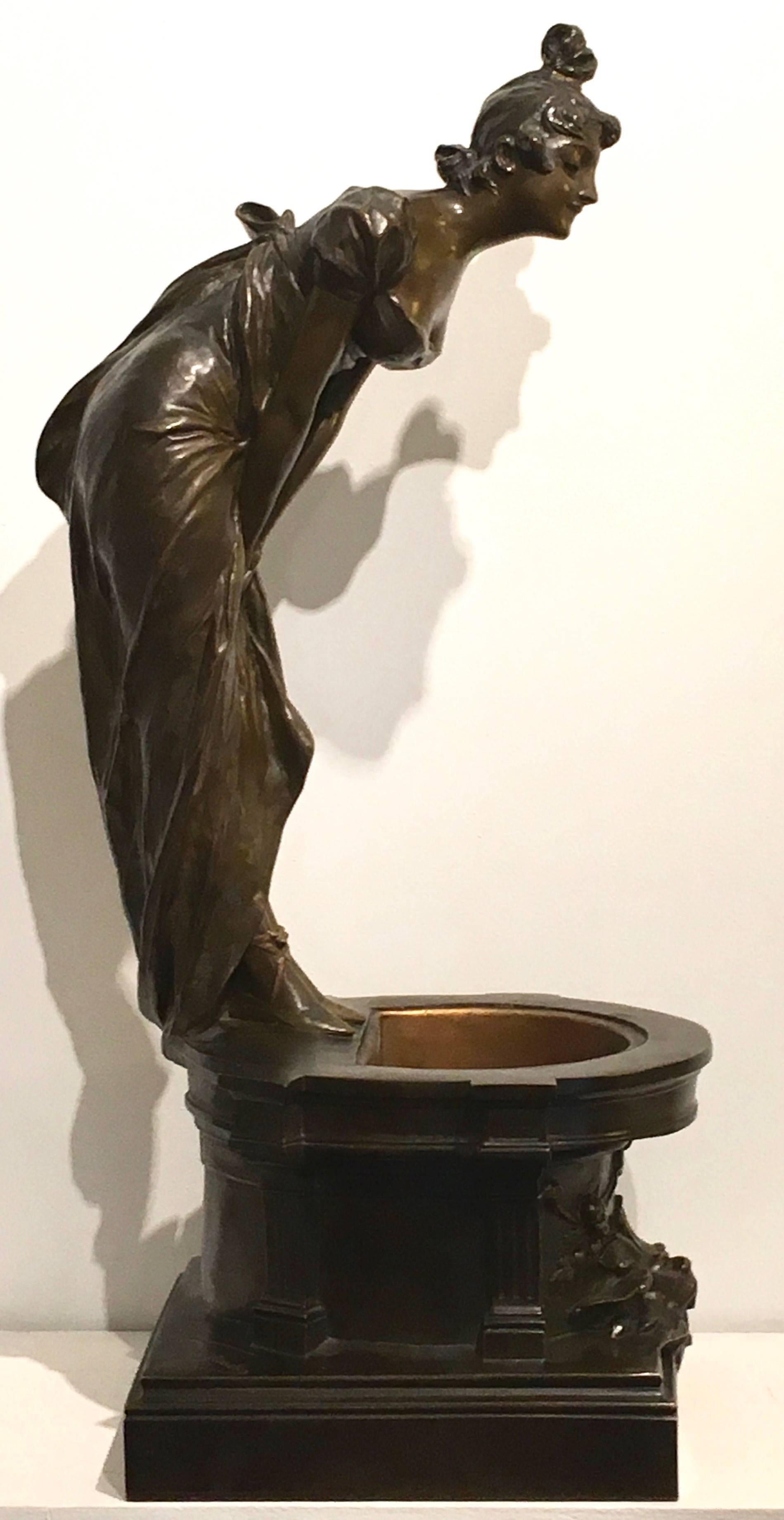 Georges Van der Straeten
(1856-1928)

Elegant lady by the bassin
Bronze sculpture and jardinière. 

Épreuve d'artiste,
Bronze sculpture in two patinas. 
Completed with copper Receptacle.

Signed G VAN STRAETEN on the back of the base,