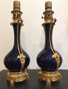 Coppia di lampade in porcellana di Sèvres blu scuro di Napoléon III con montatura in ormù