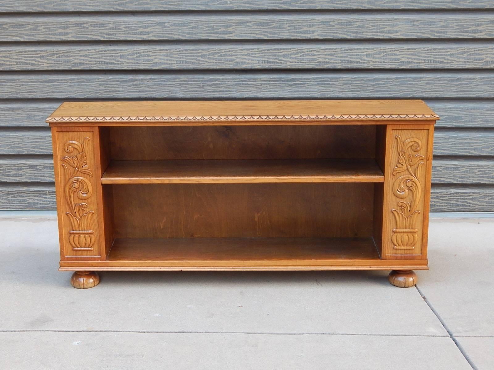 Swedish Arts & Crafts era book cabinet r case with three sides for storage. Shelf is removable. In oak and in excellent condition with very light wear, Sweden, circa 1910.