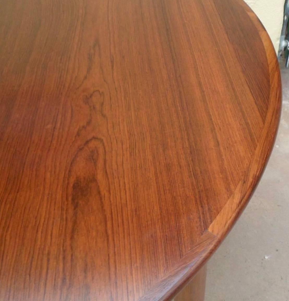 Danish Mid-Century Modern Extendable Rosewood Dining Table with Leaves In Excellent Condition In Richmond, VA