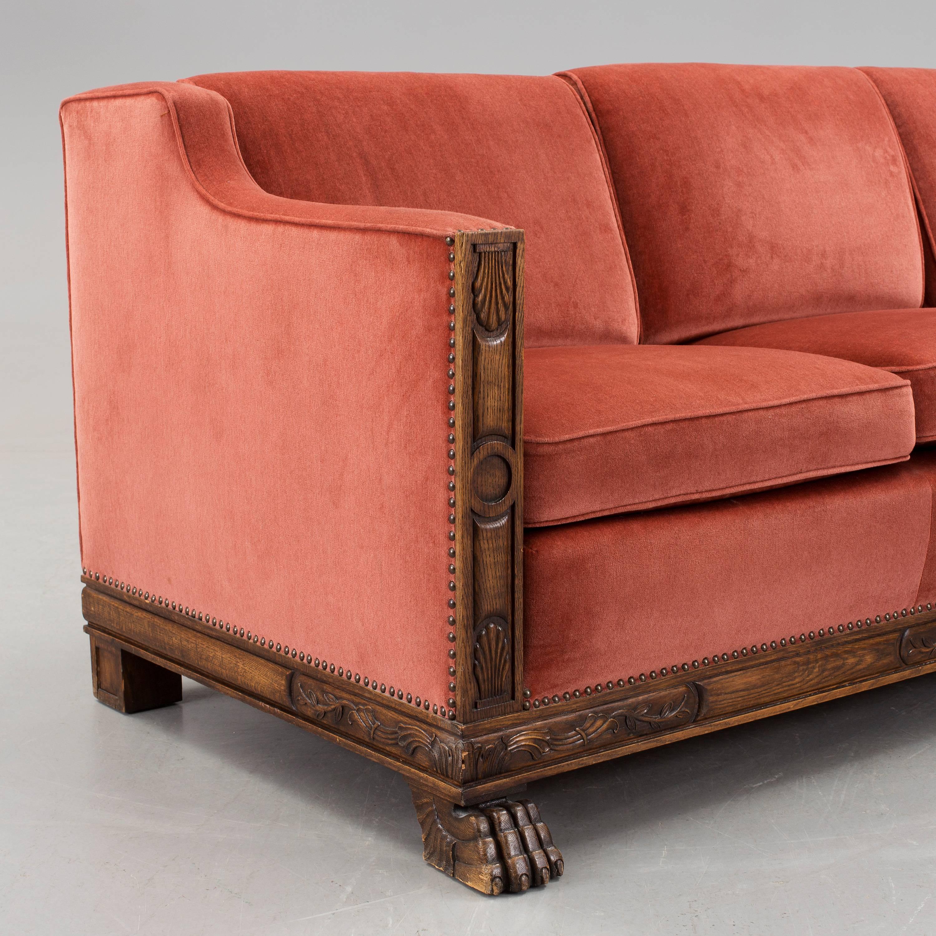 Swedish Art Deco era sofa by Axel Einar Hjorth for SMF, Bodafors. Frame in solid birch with oak facing and oak animal feet. Recently recovered in rose colored velvet which is in excellent condition, Sweden, 1920.