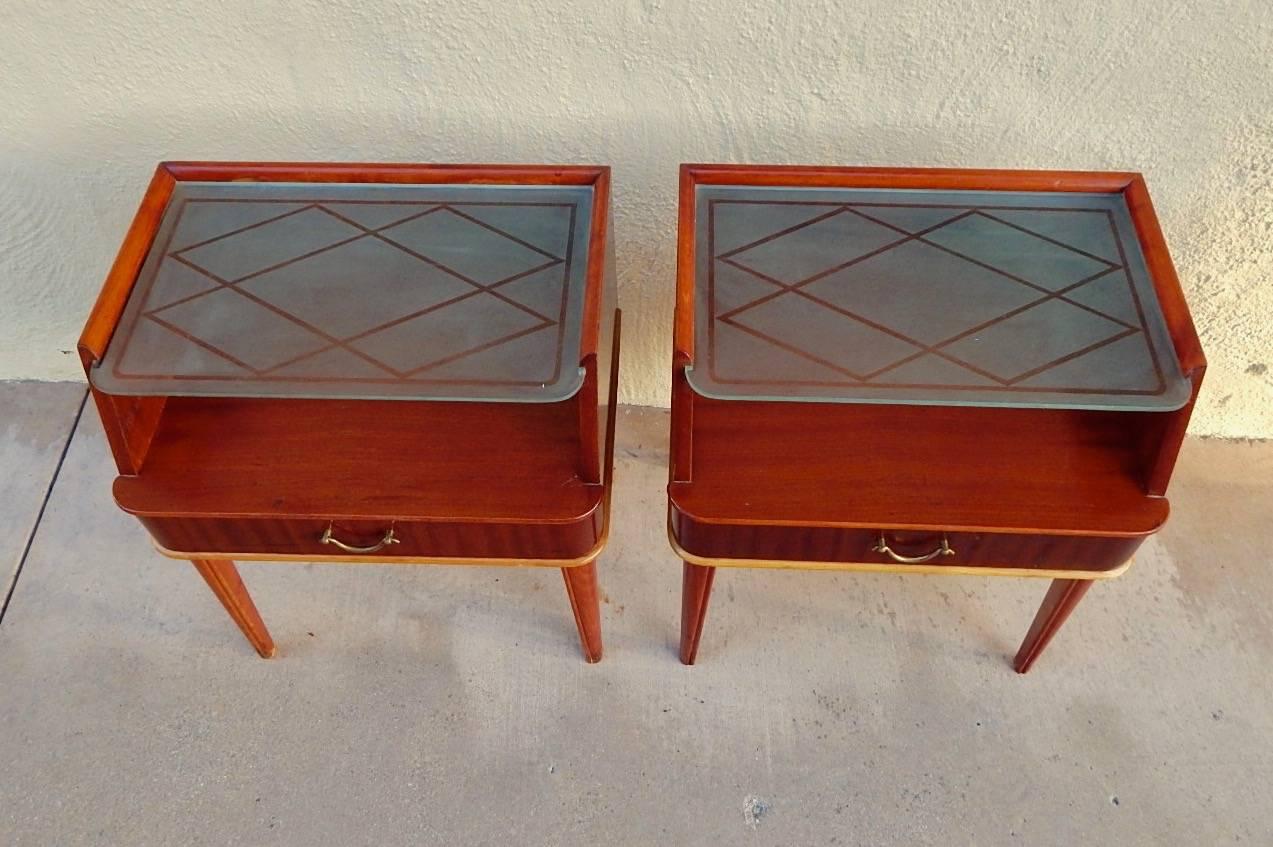 Pair of Swedish Mid-Century Modern End Tables in Mahogany and Glass, circa 1950 For Sale 1