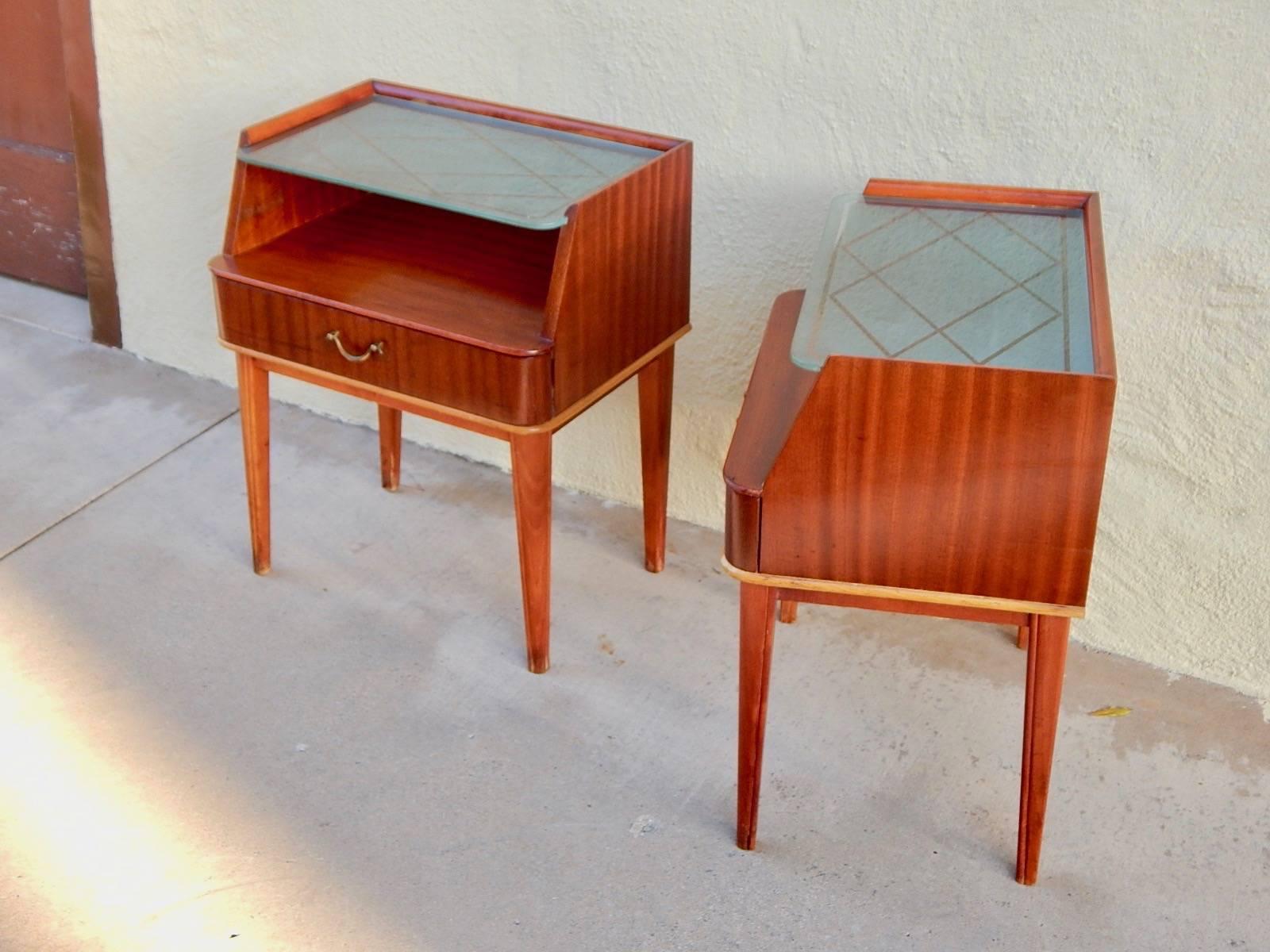 Mid-20th Century Pair of Swedish Mid-Century Modern End Tables in Mahogany and Glass, circa 1950 For Sale