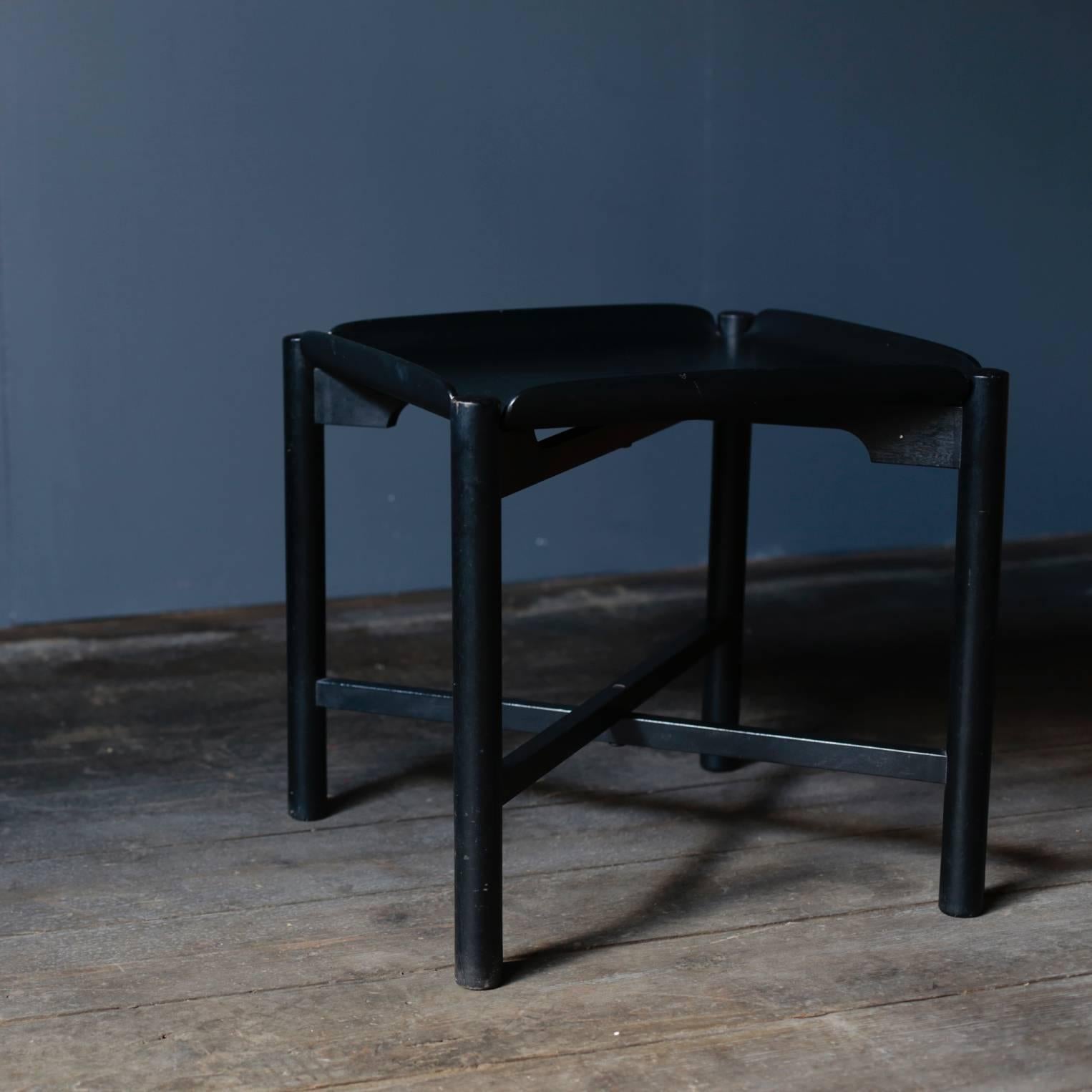 A folding tray table designed in 1963 by Katsuo Matsumura who built a cornerstone of postwar furniture design with a long-time work, Tadashi Mizuno and others.
Production is based on Tokyo's woodworking maker 